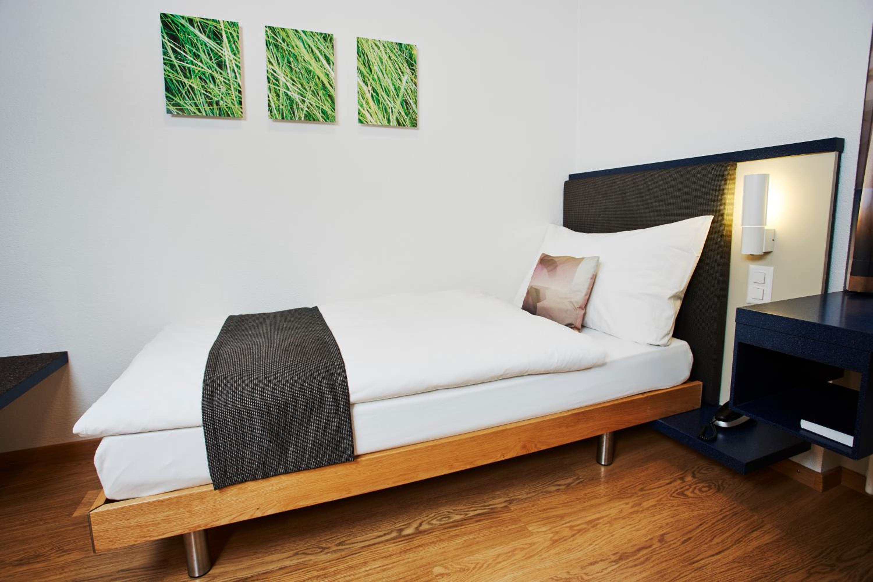Single Room thumbnail 5