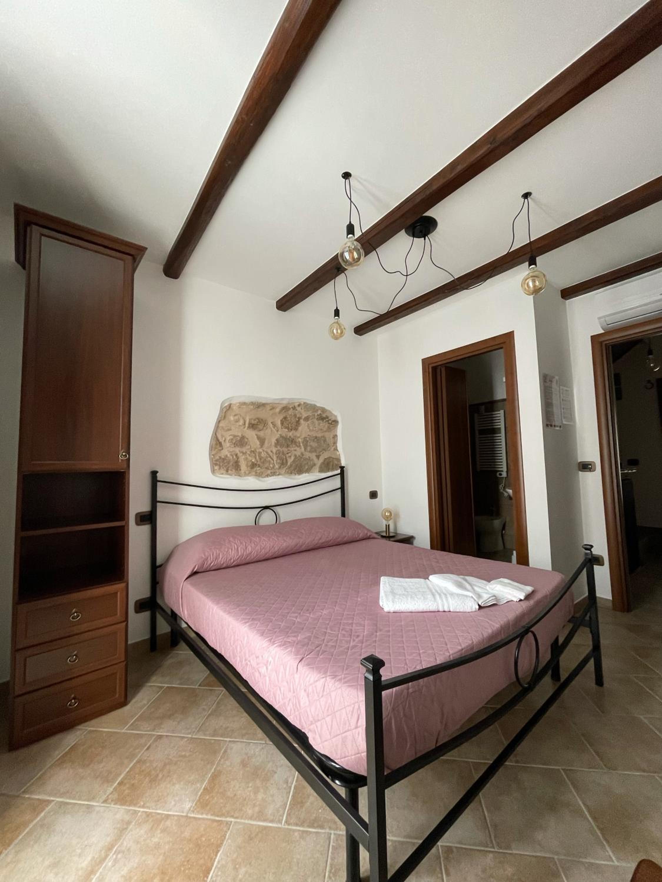 Standard Double Room - Photo 3
