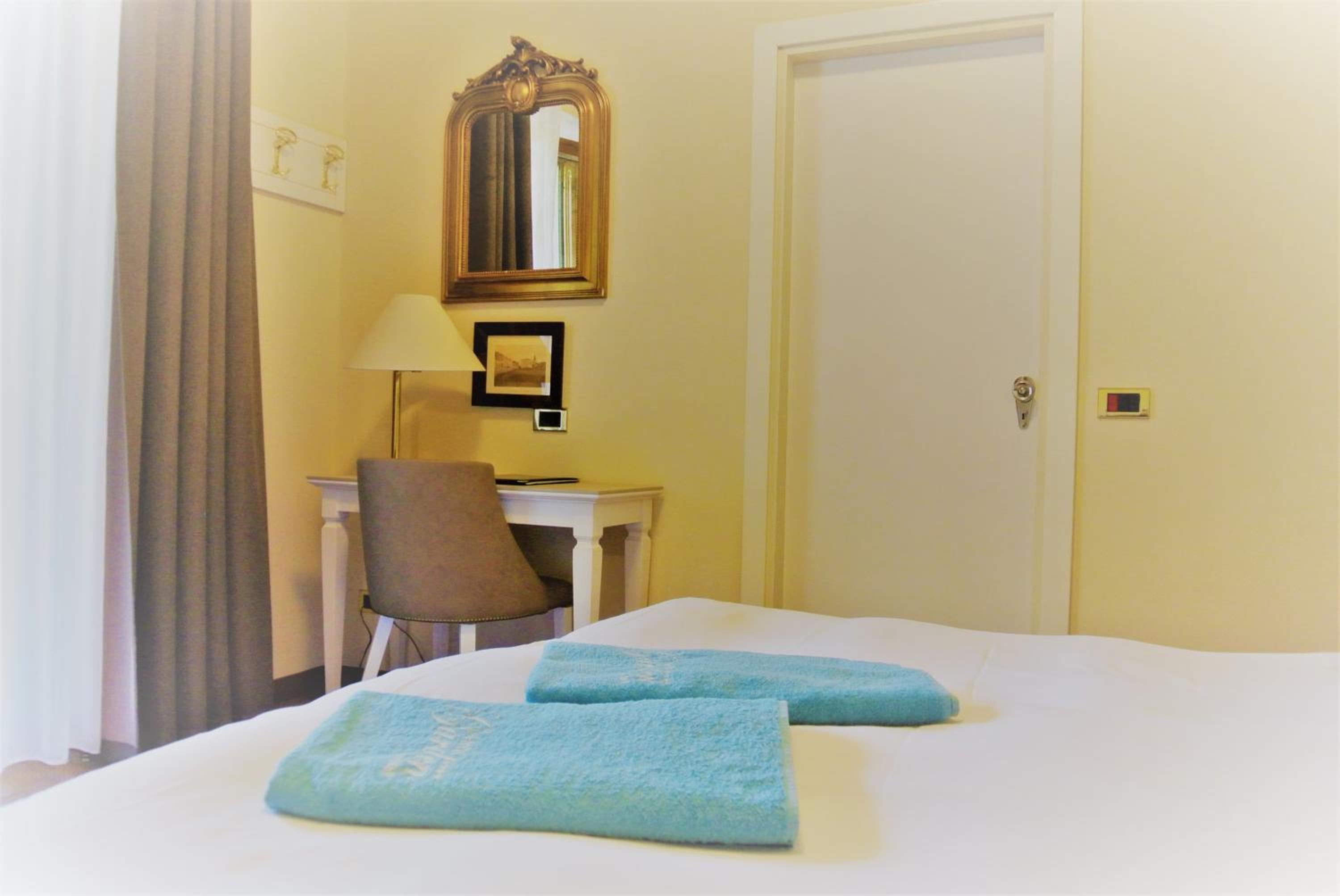 Double or Twin Room with Balcony - Photo 2