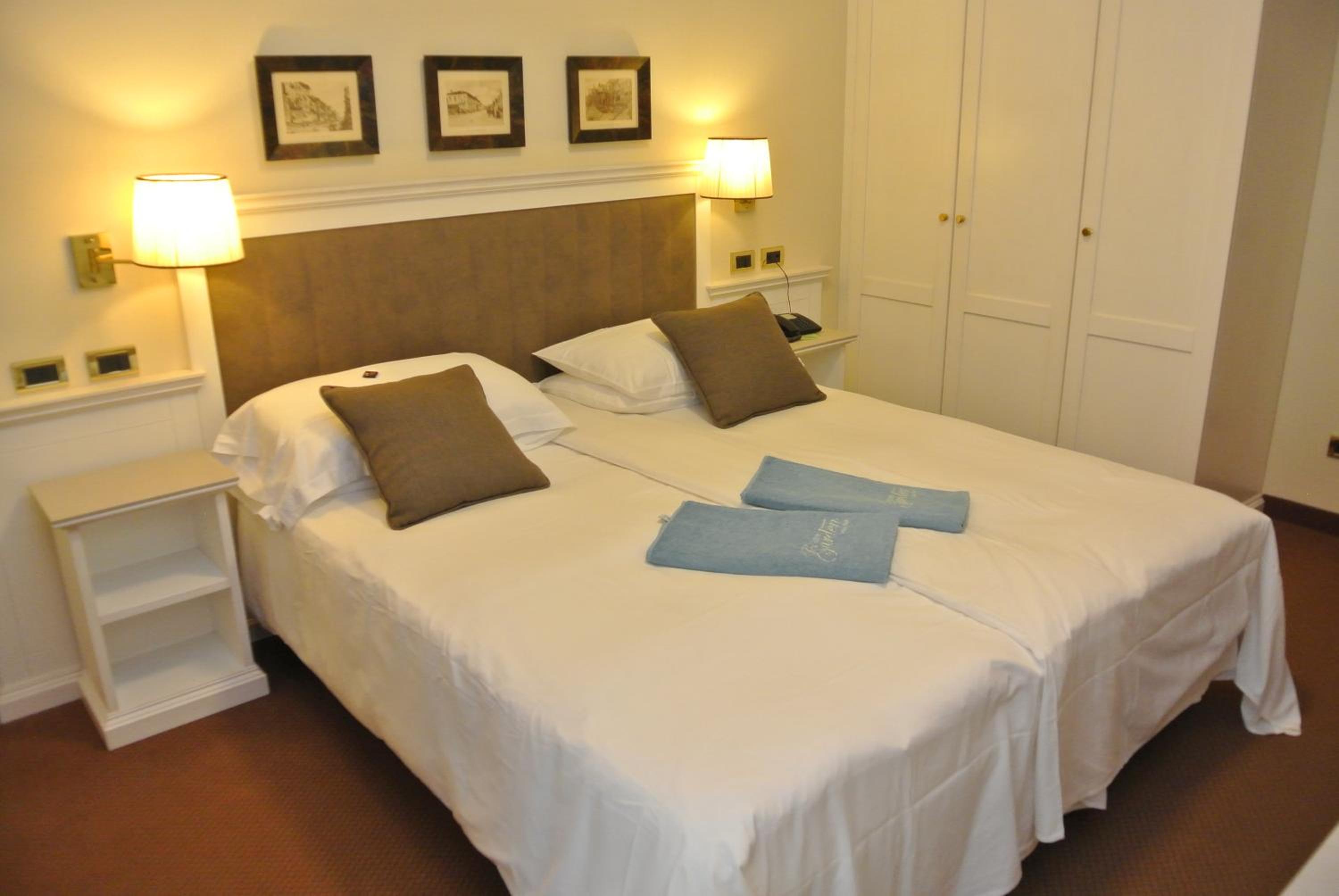 Double or Twin Room with Balcony - Photo 1