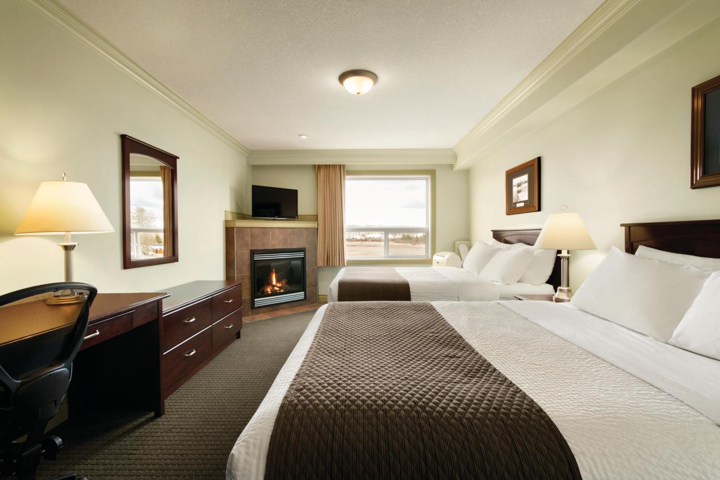 Standard Queen Room with Two Queen Beds - Smoking photo 1