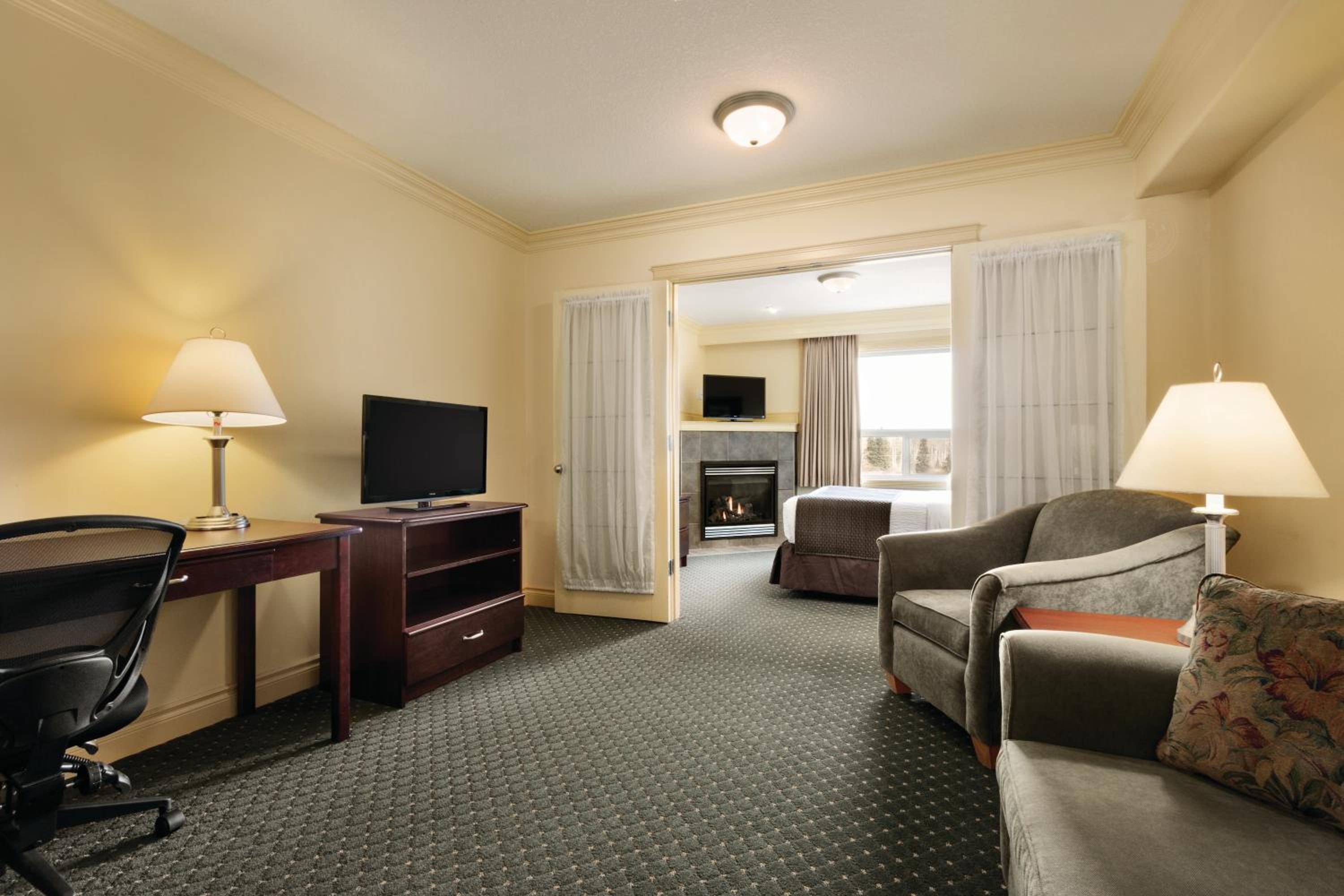 Queen Suite with Sofa Bed - Smoking photo 1