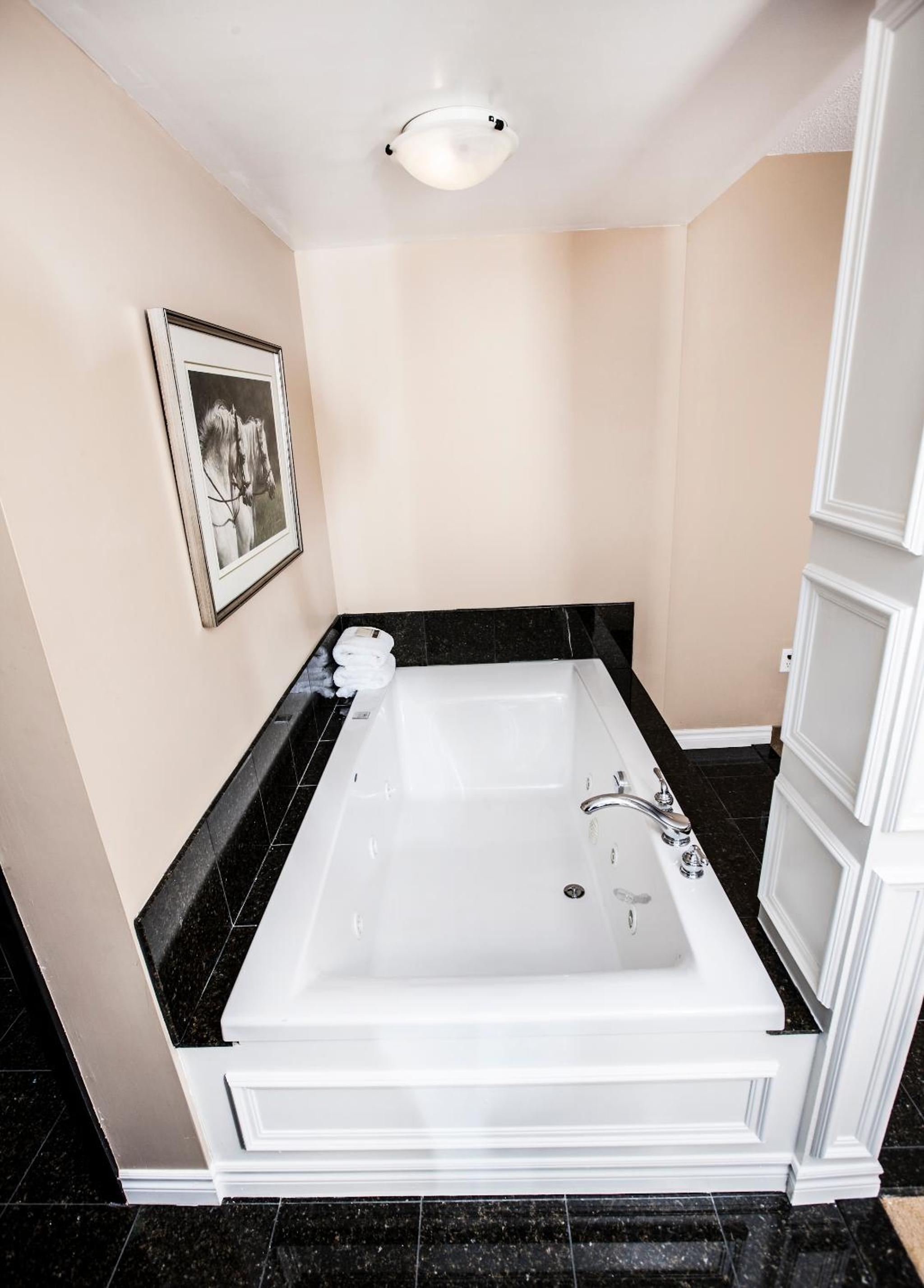 King Suite with Spa Bath and Sofa Bed - Photo 4