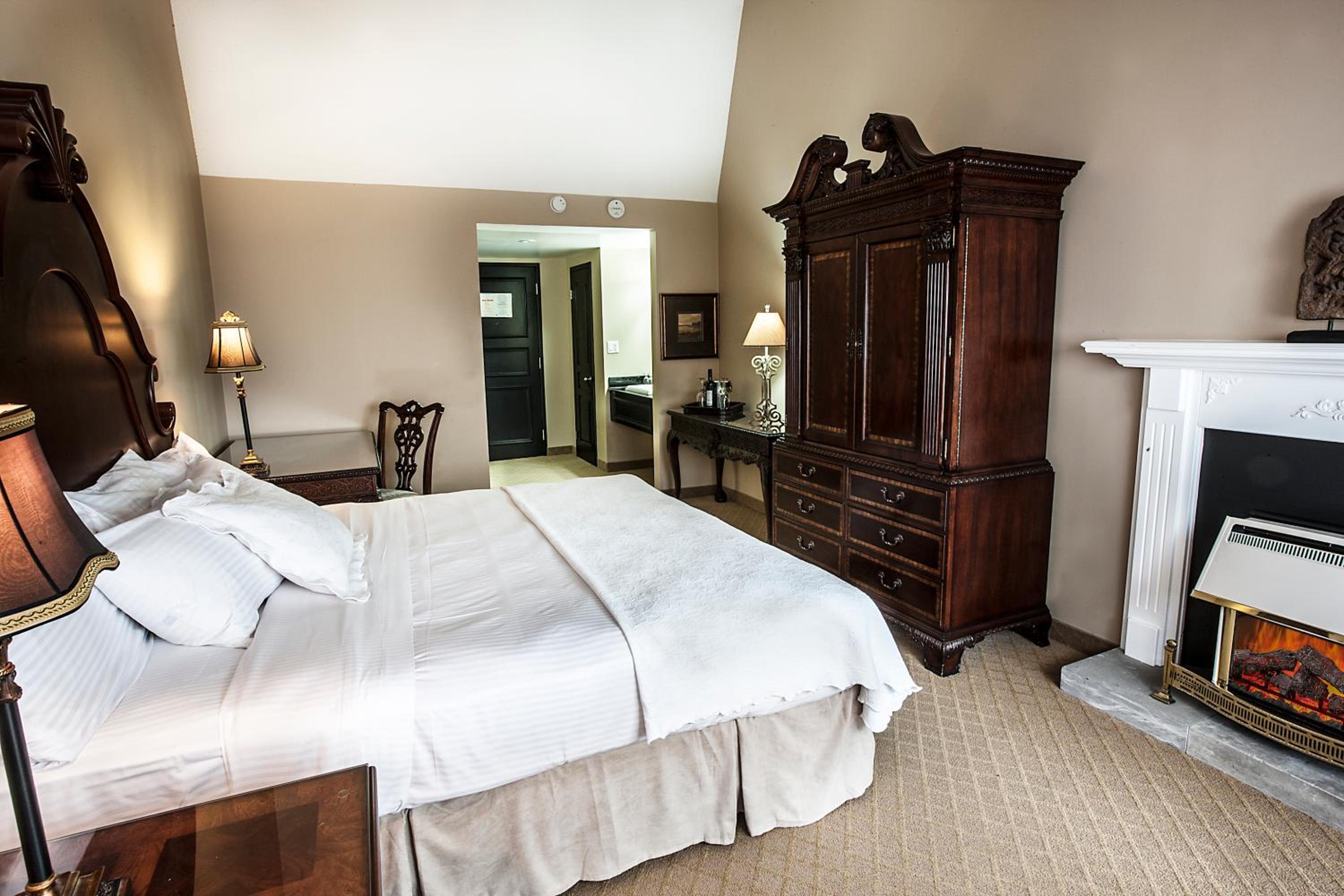 Luxury King Room with Fireplace - Photo 1