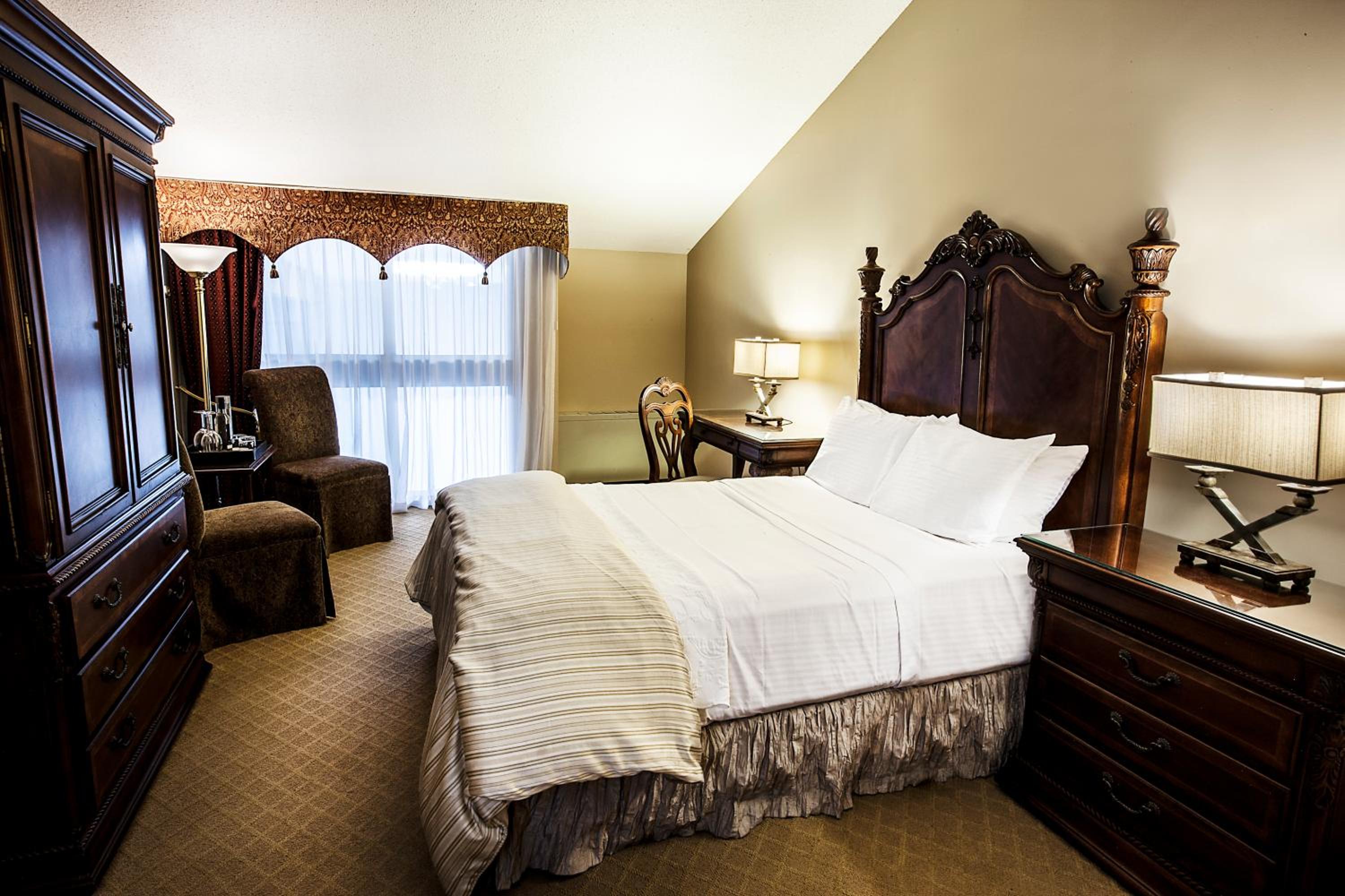 Luxury King Room with Fireplace - Photo 9