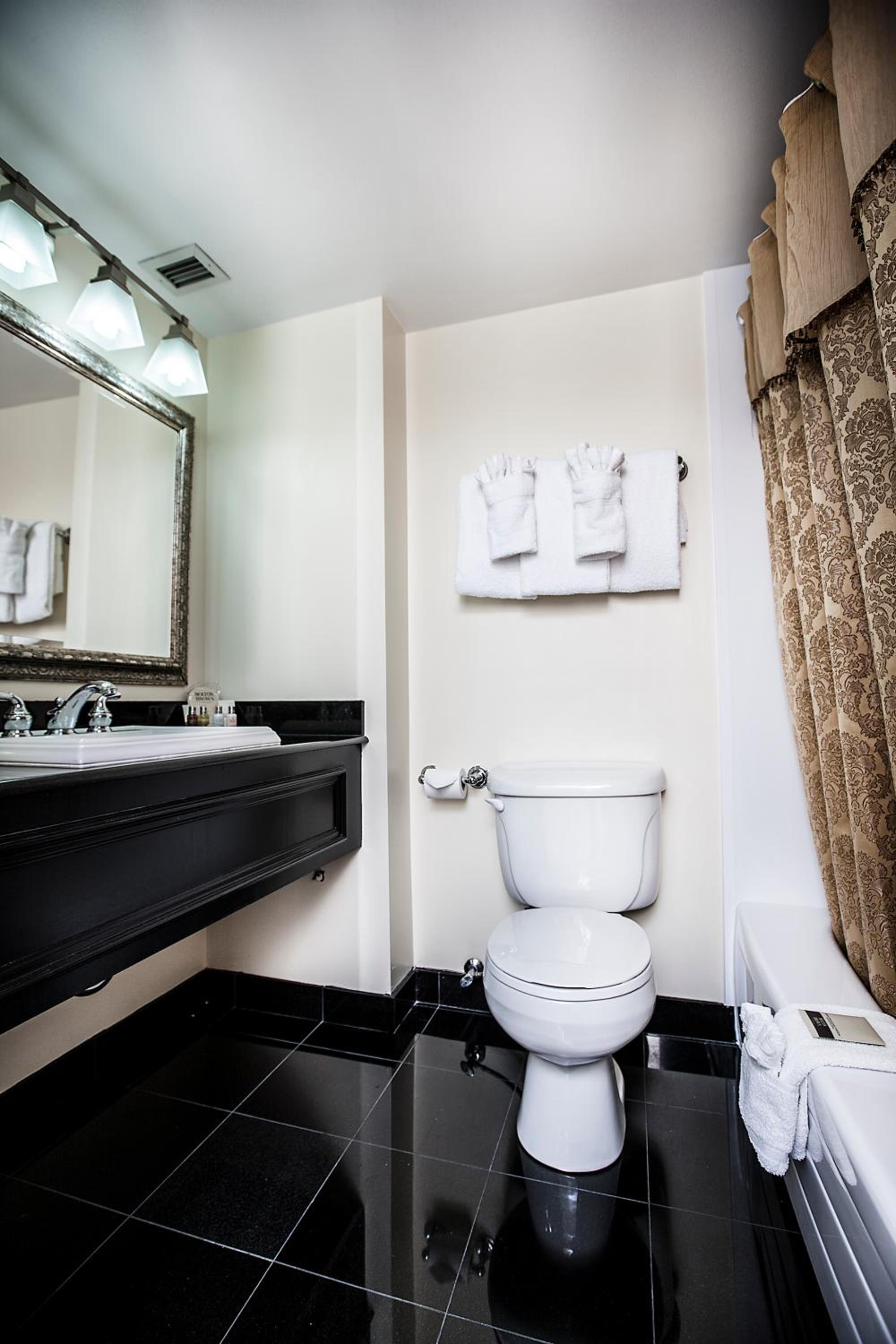 Luxury King Room - Photo 6
