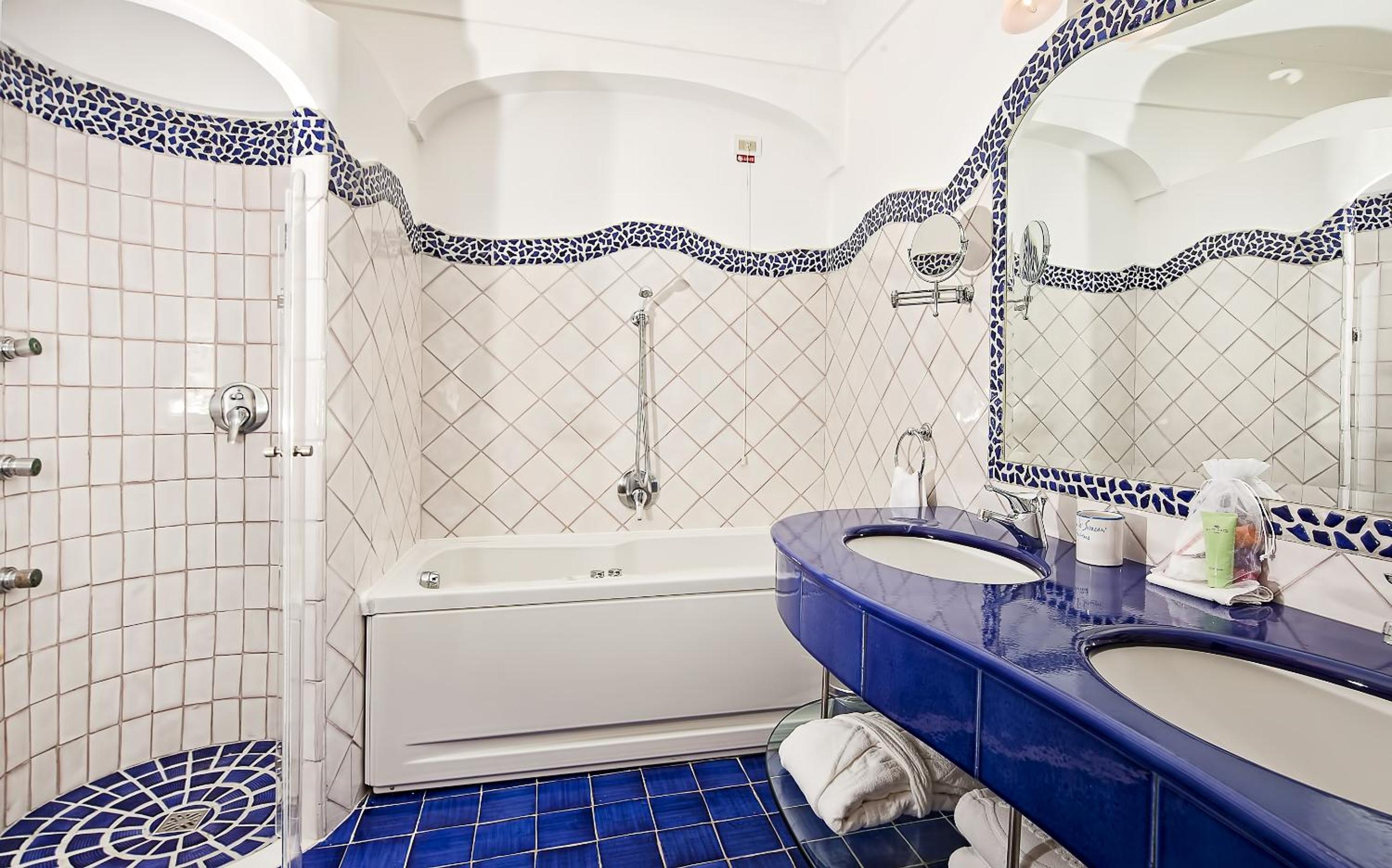 Junior Suite with Balcony - Photo 2
