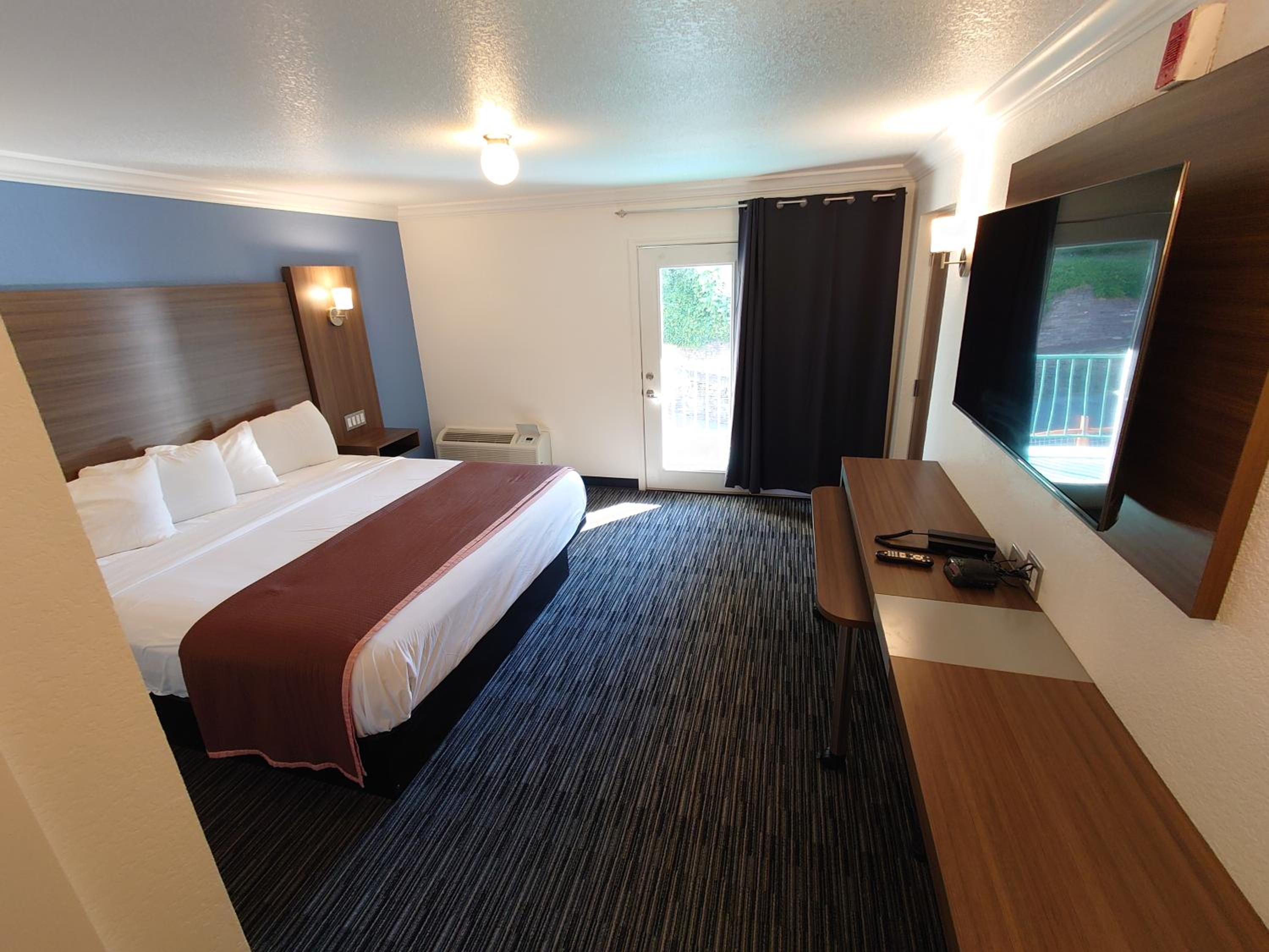 King Renovated Room With Pool View - Photo 2