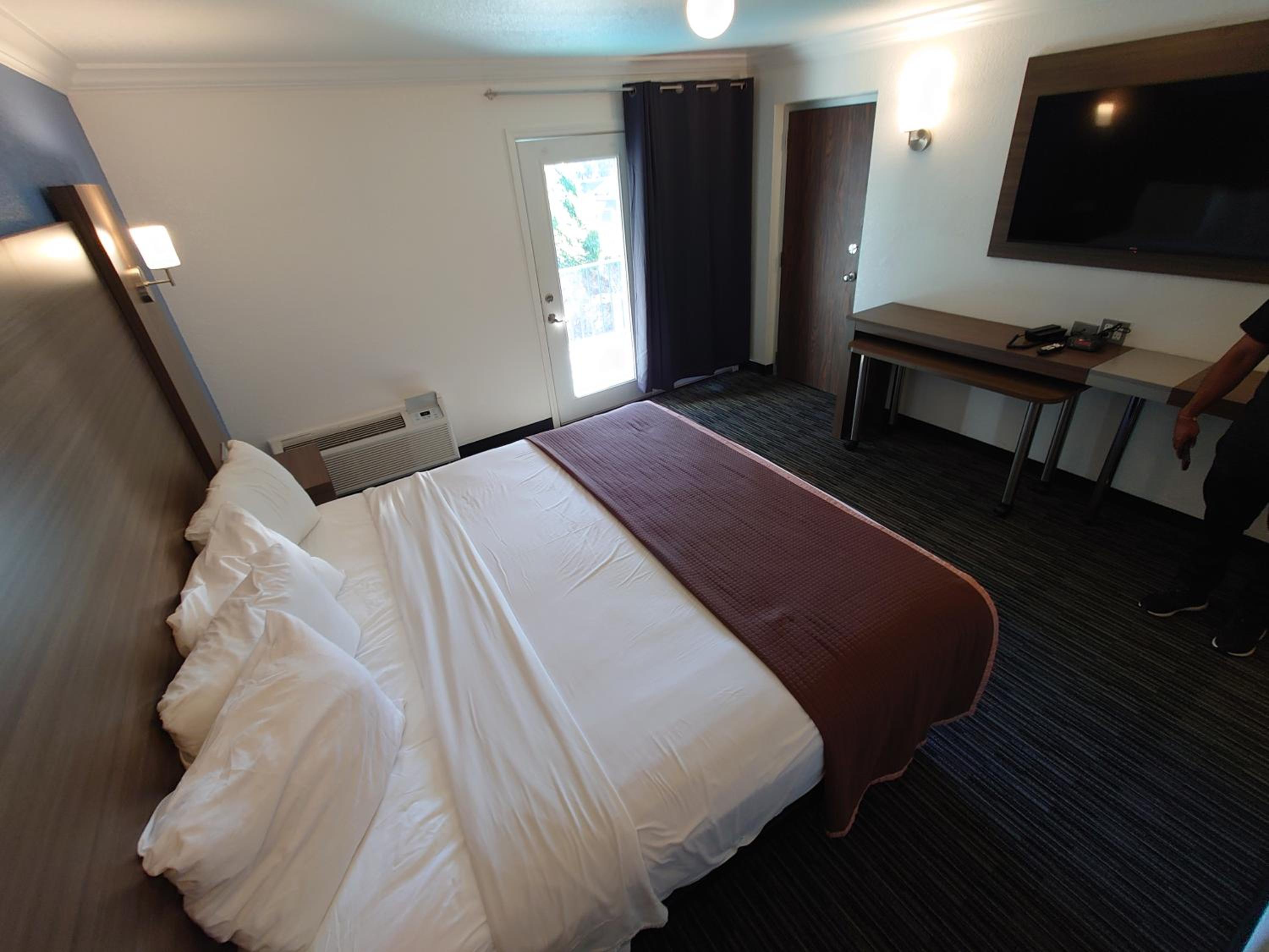 King Renovated Room With Pool View - Photo 3