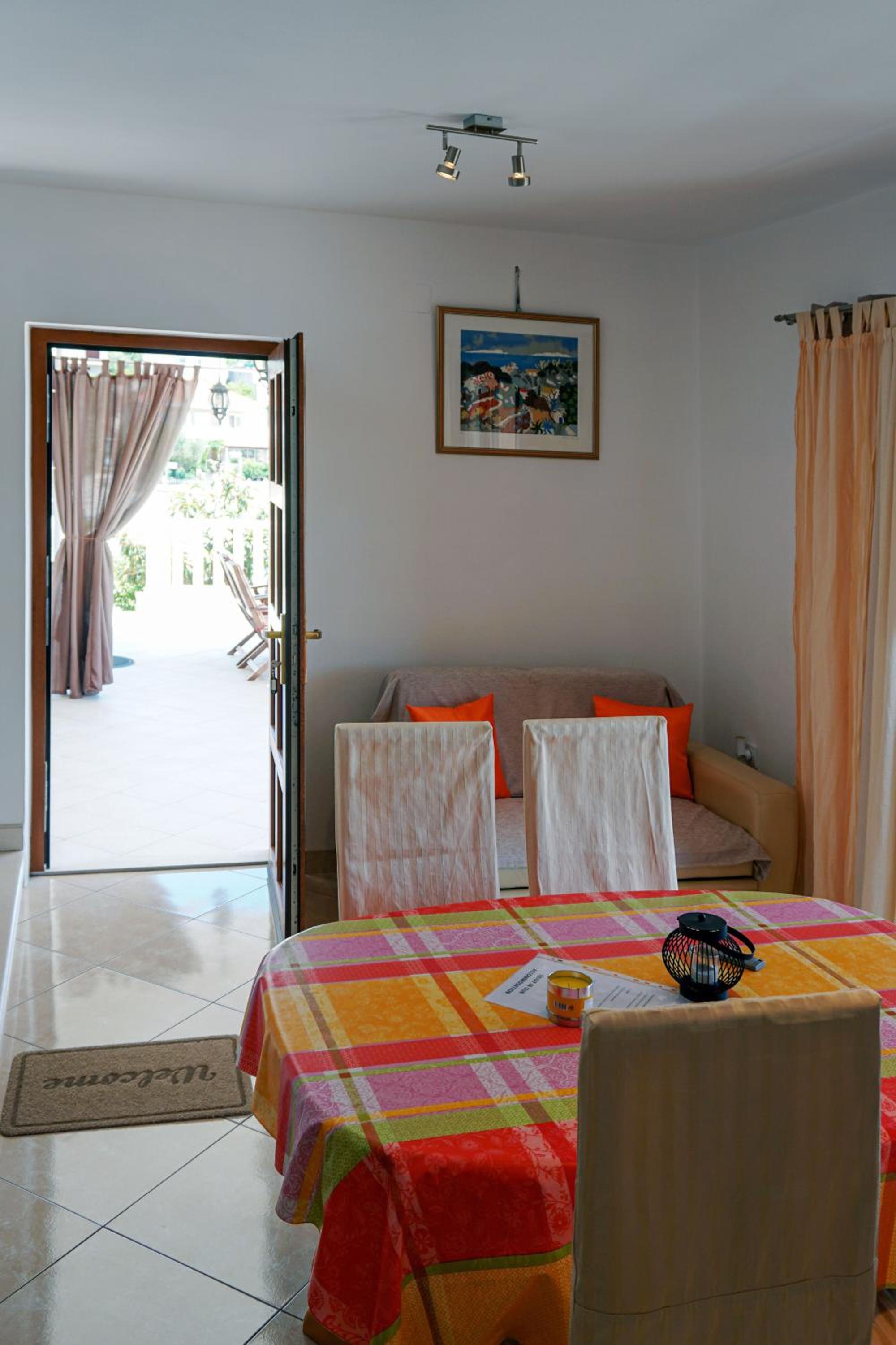 Apartamento de dois quartos com varanda