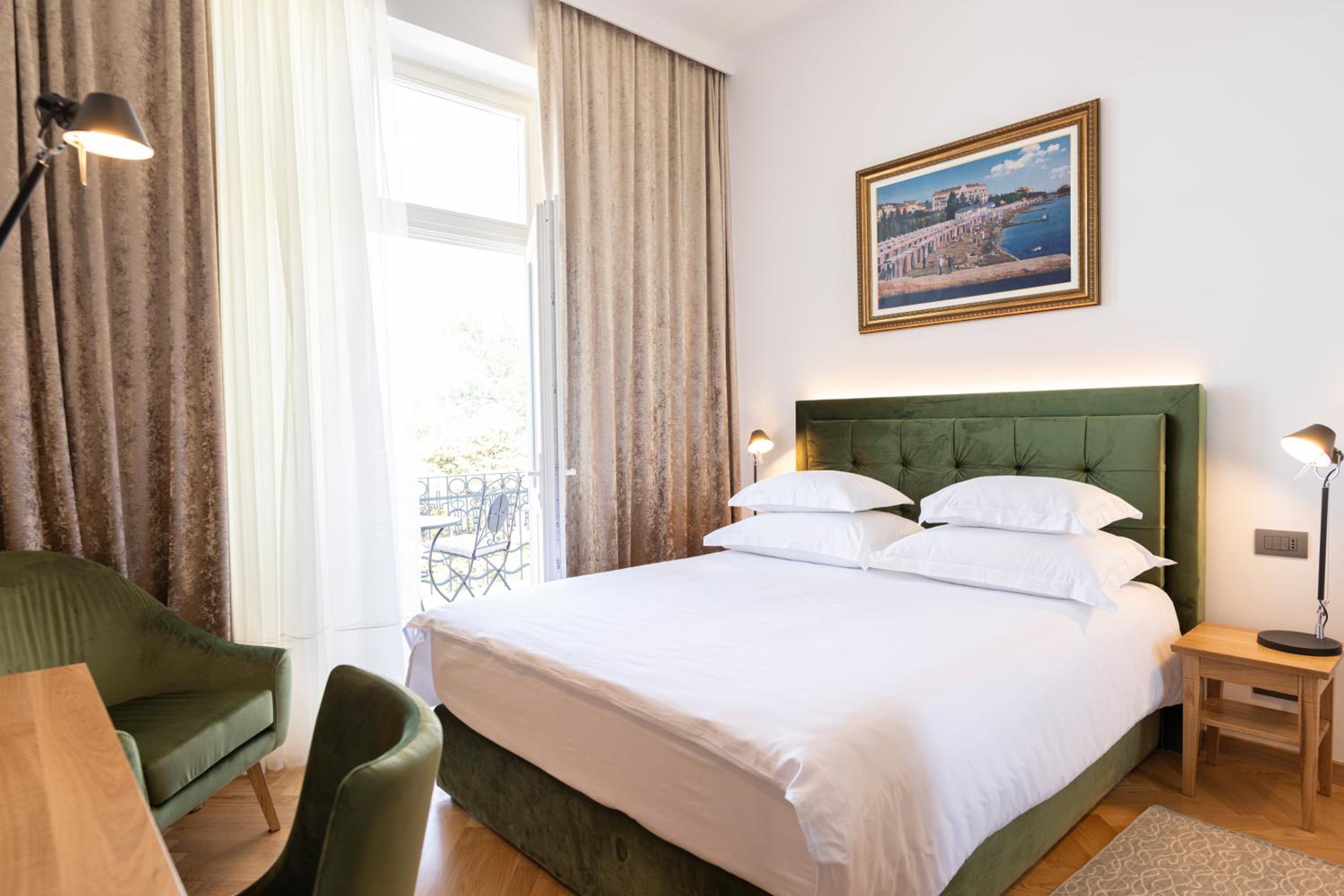 Deluxe Double Room with Balcony and Sea View - Photo 5