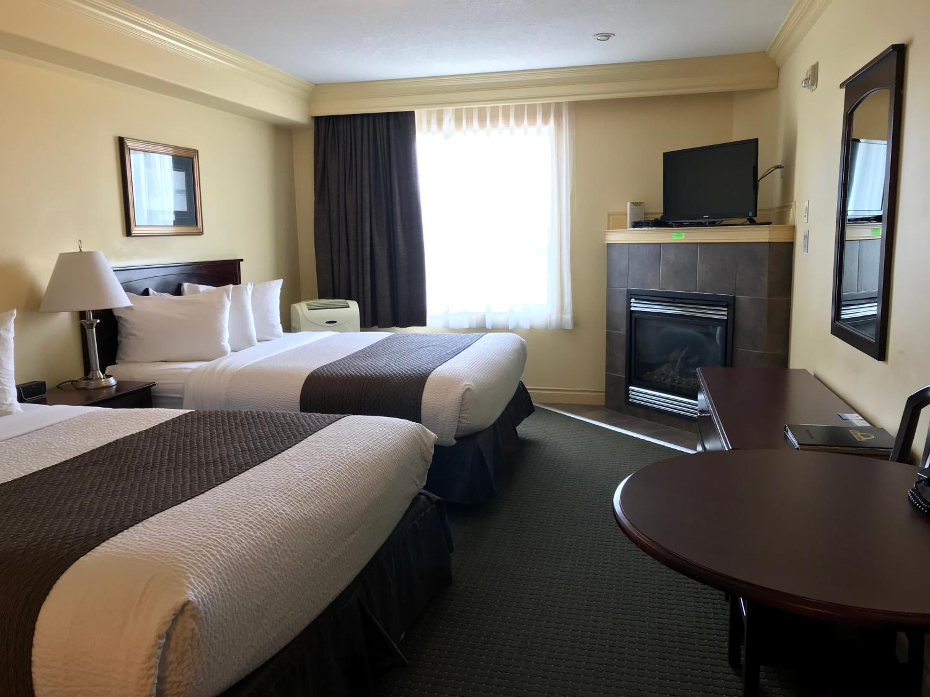 Standard Queen Room with Two Queen Beds - Smoking photo 2