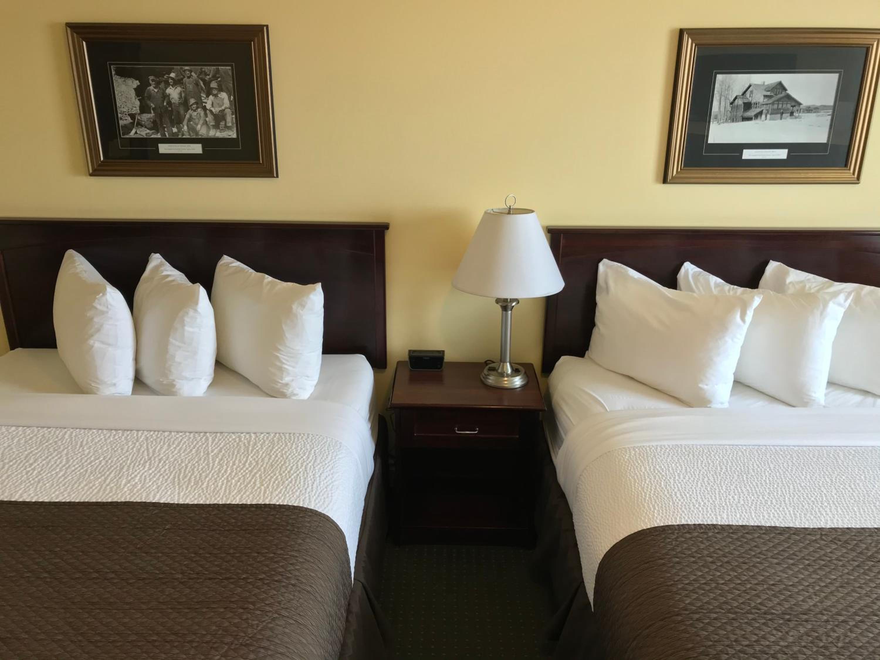 Efficiency Queen Room with Two Queen Beds - Non Smoking photo 2