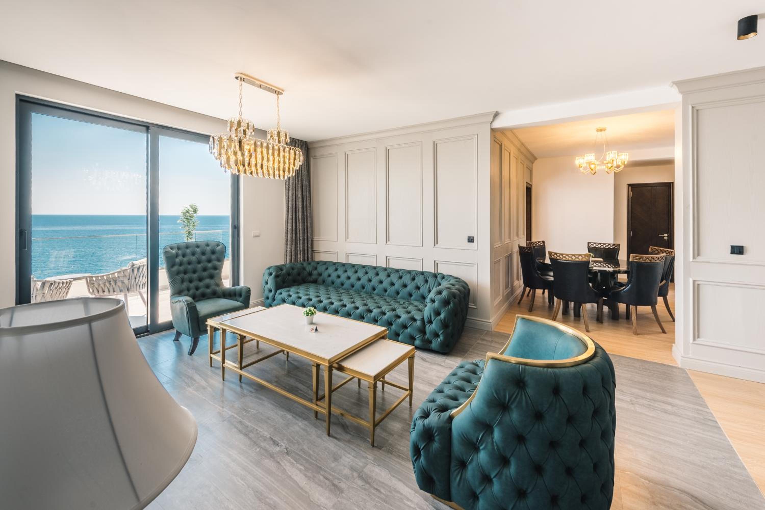 Deluxe Three-Bedroom Apartment with Sea View and Balcony