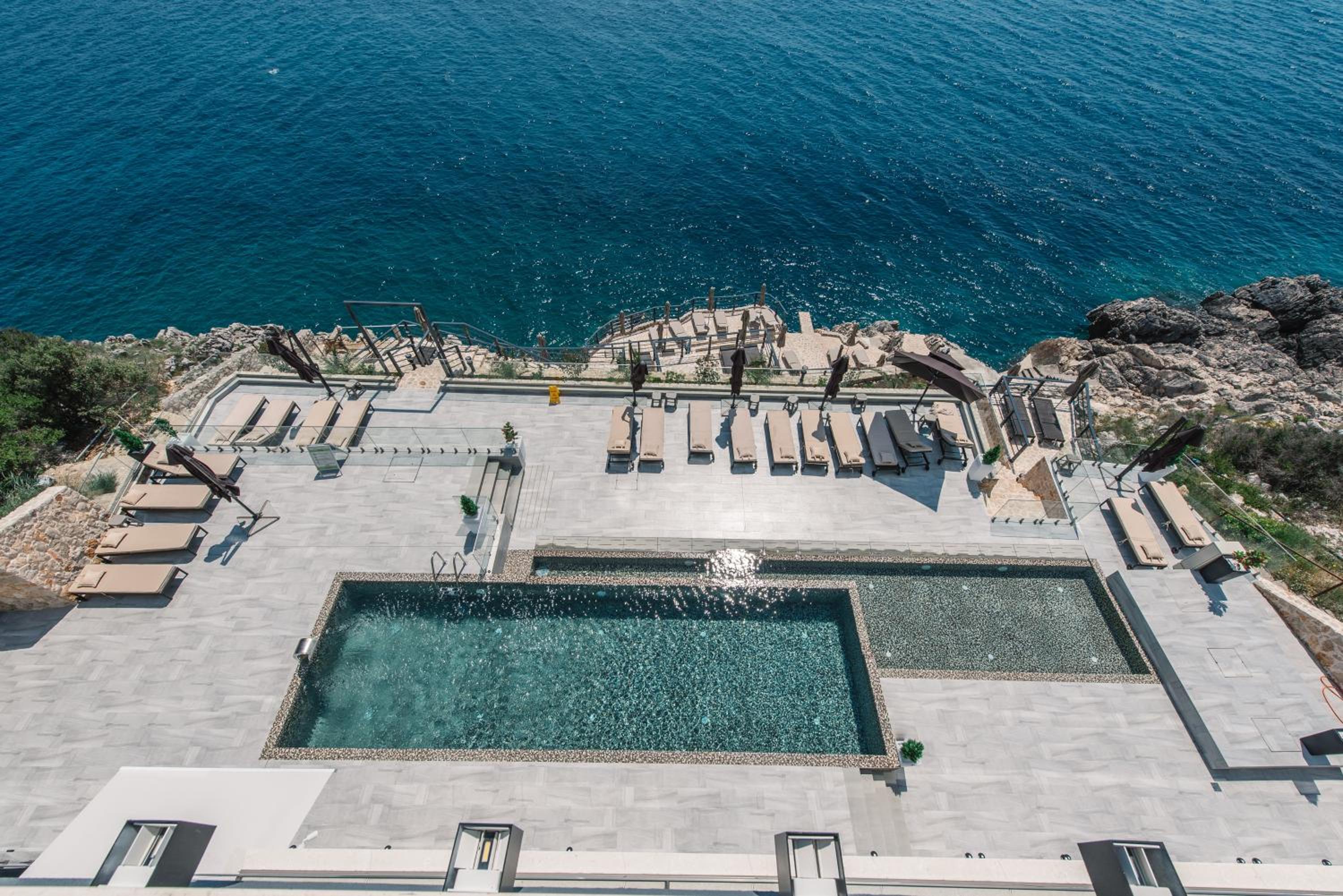 Deluxe Three-Bedroom Apartment with Sea View and Balcony