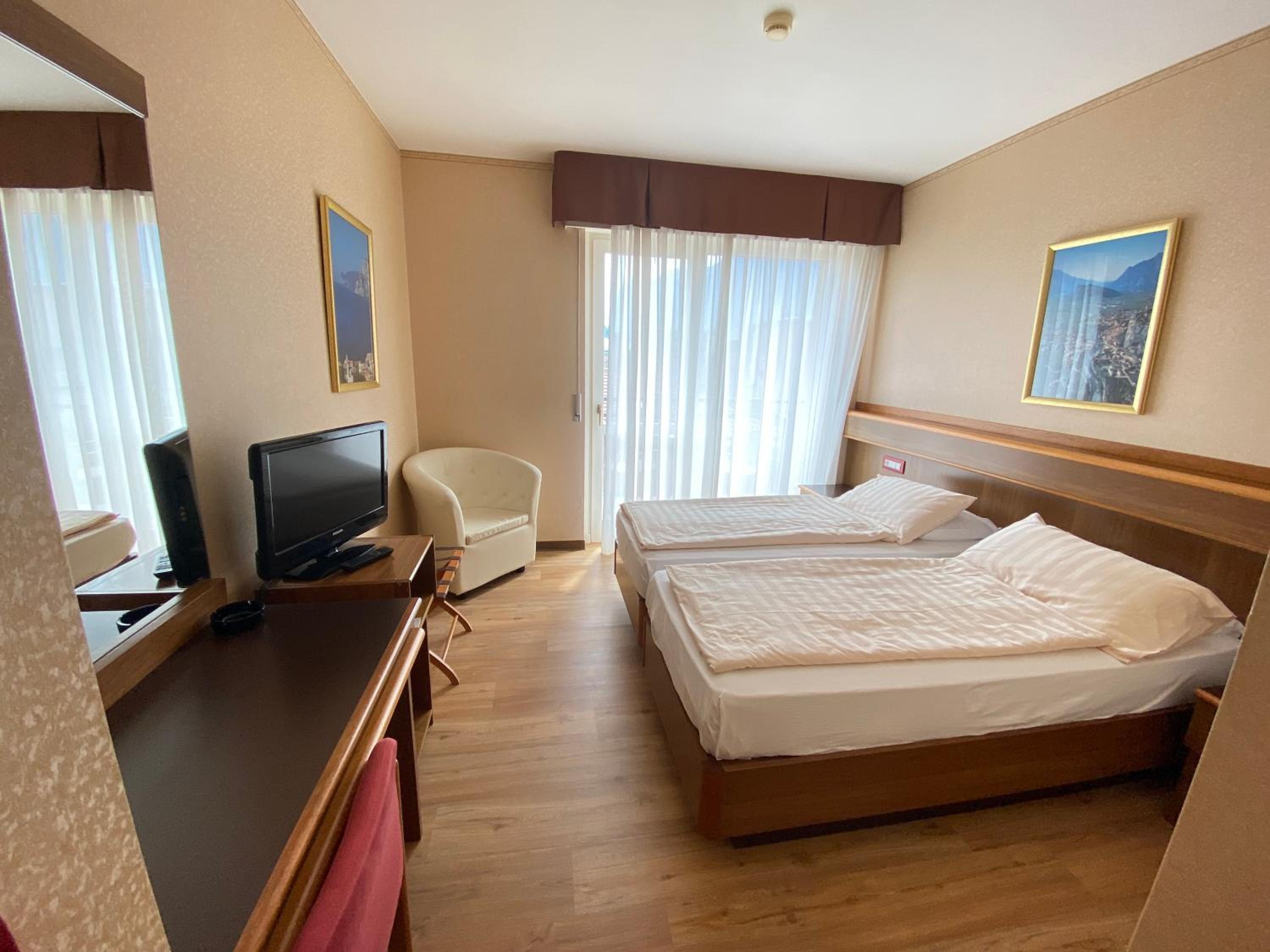 Double or Twin Room with Balcony - Photo 5