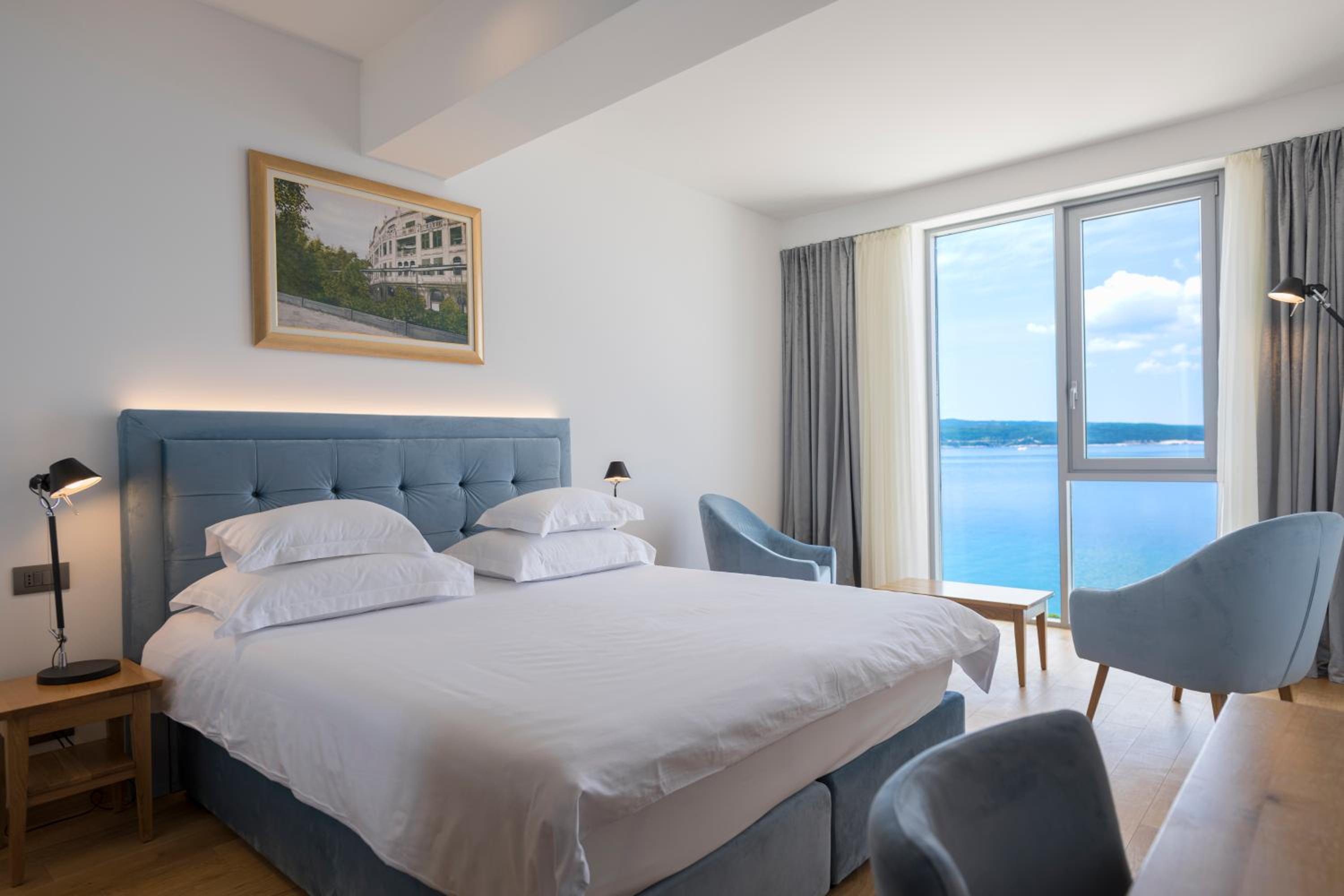 Deluxe Suite with Sea View - Photo 7