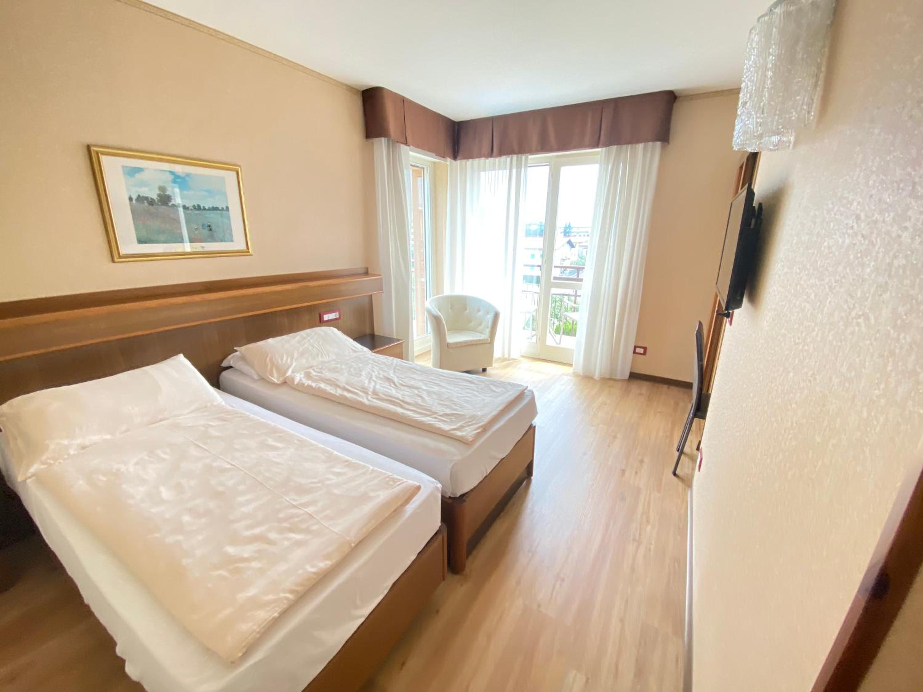 Double or Twin Room with Balcony - Photo 4