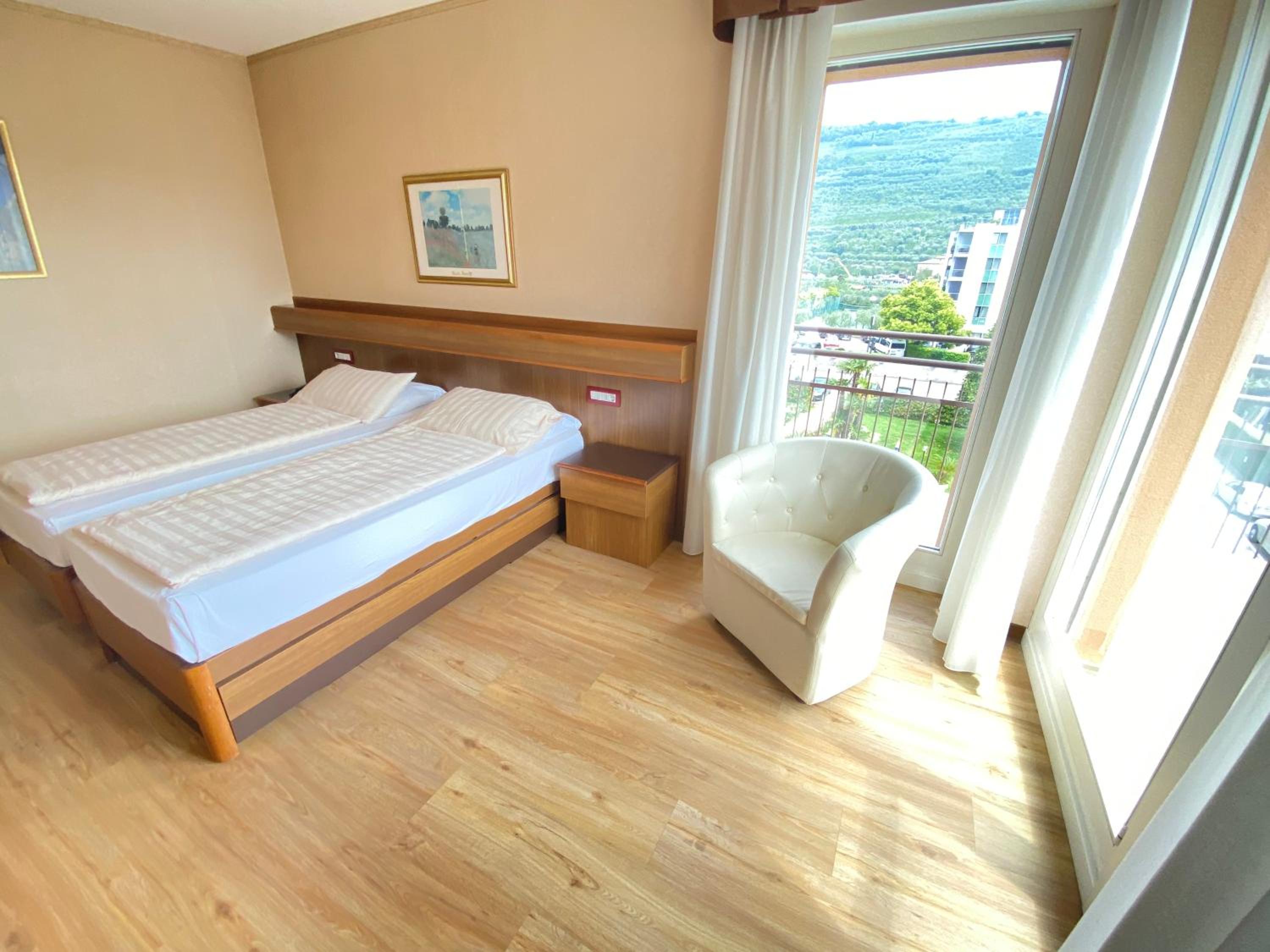 Double or Twin Room with Balcony - Photo 3