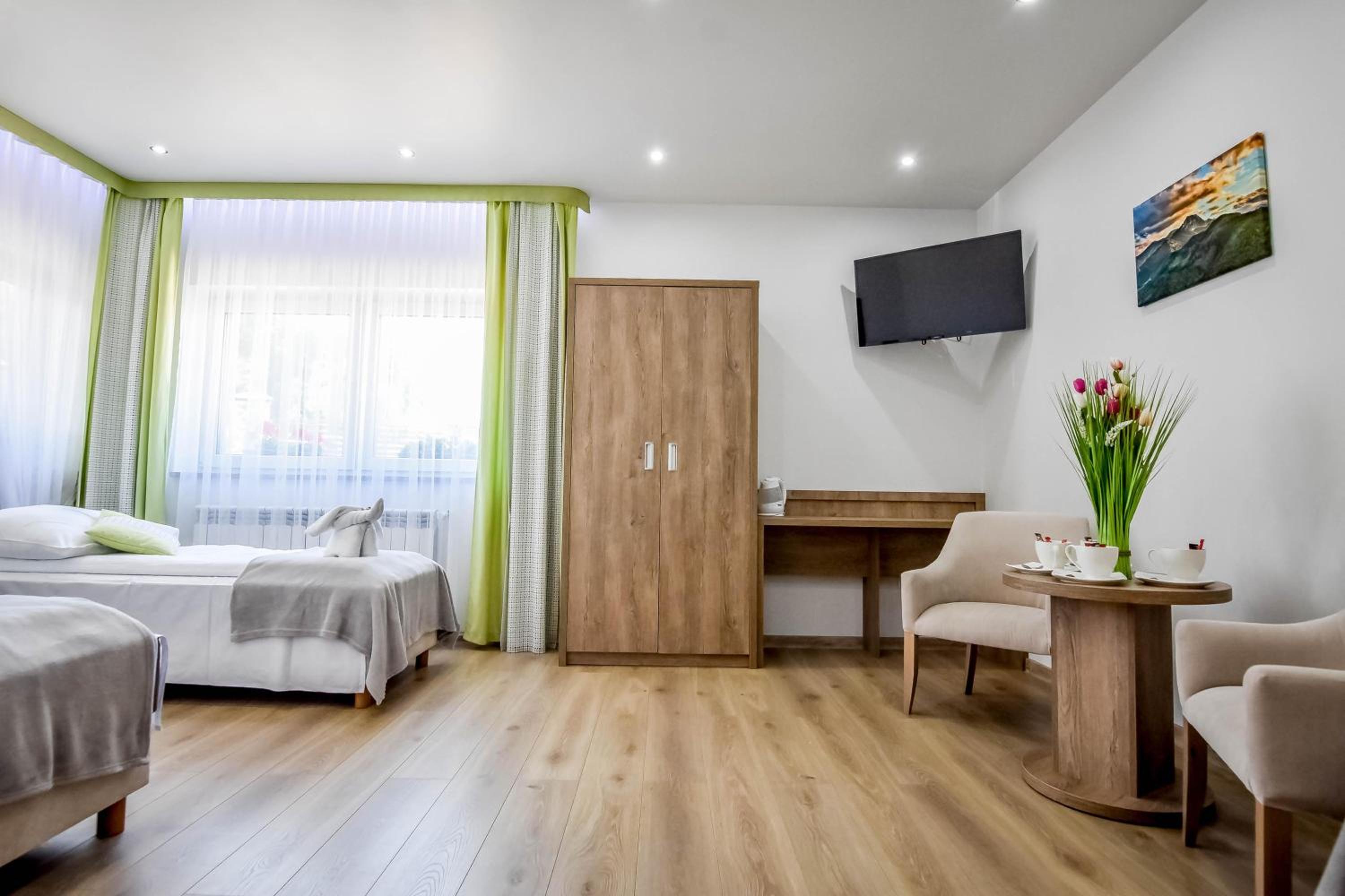 Quadruple Room with Bathroom - Photo 1
