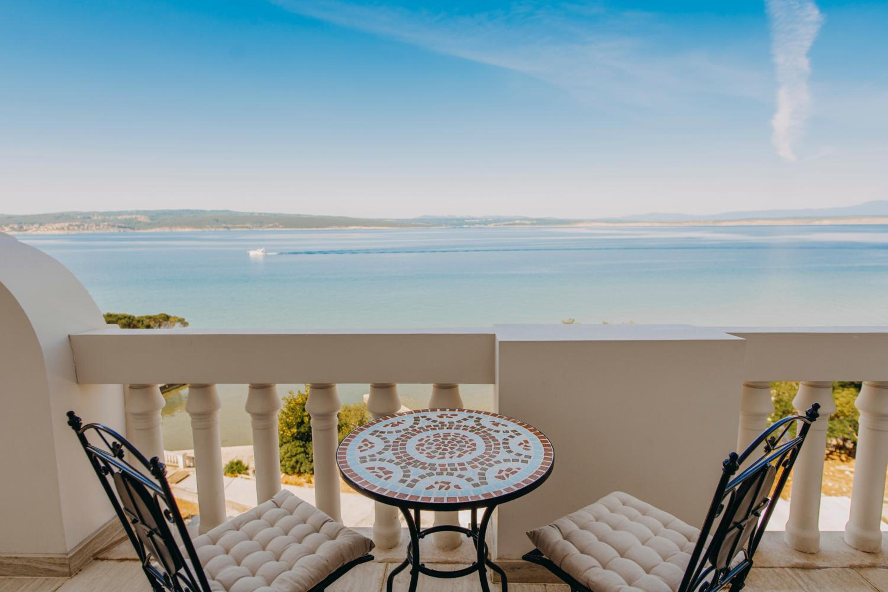 Deluxe Double Room with Balcony and Sea View - Photo 8