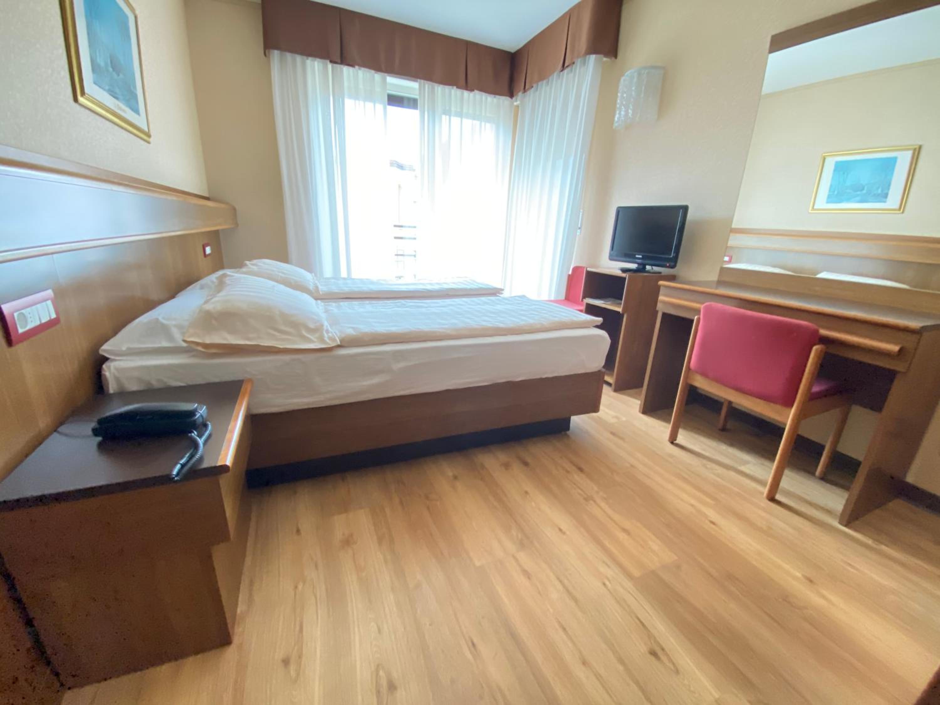 Double or Twin Room with Balcony - Photo 14