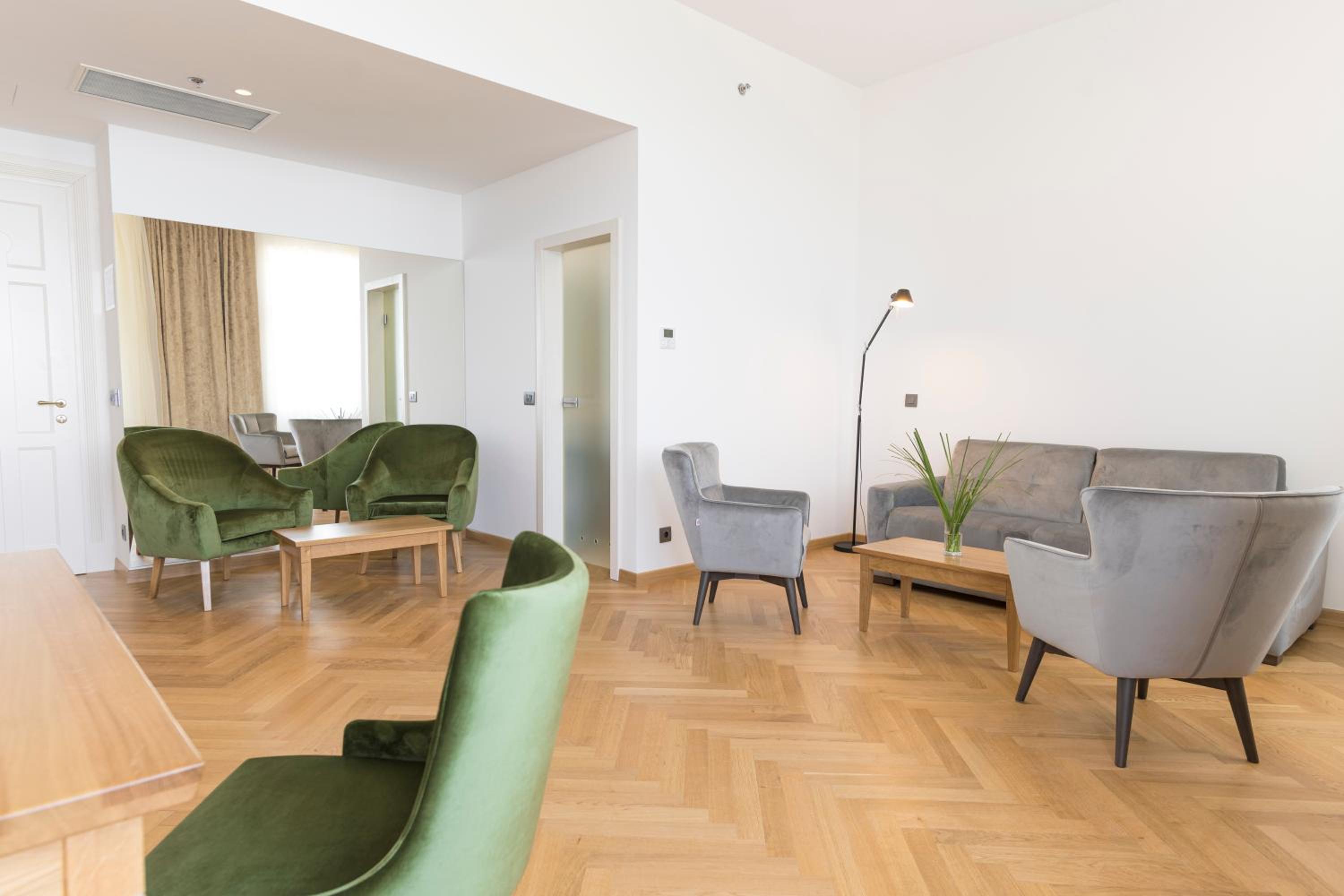 Premium Suite with Sea View and Balcony - Photo 4