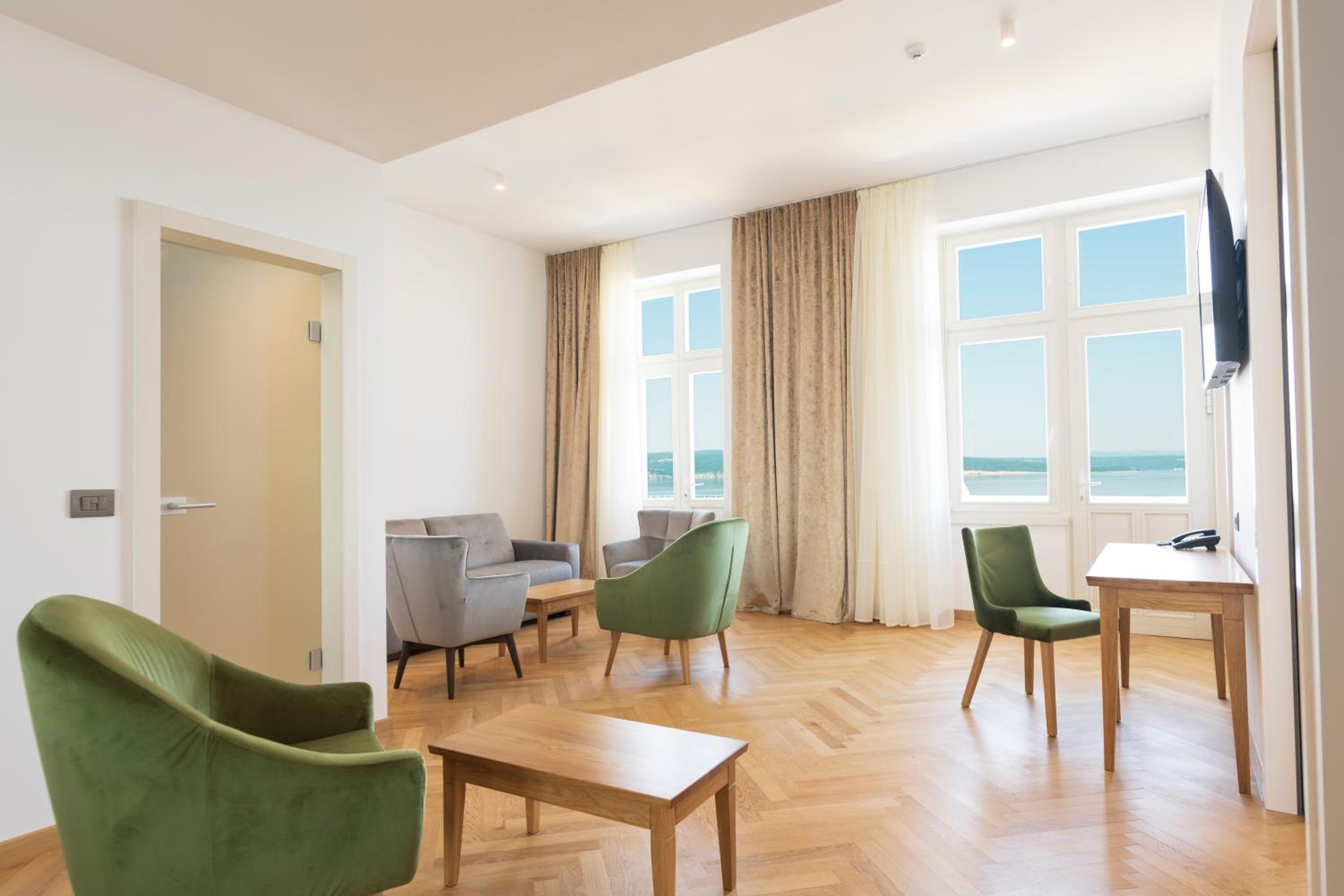 Premium Suite with Sea View and Balcony - Photo 1