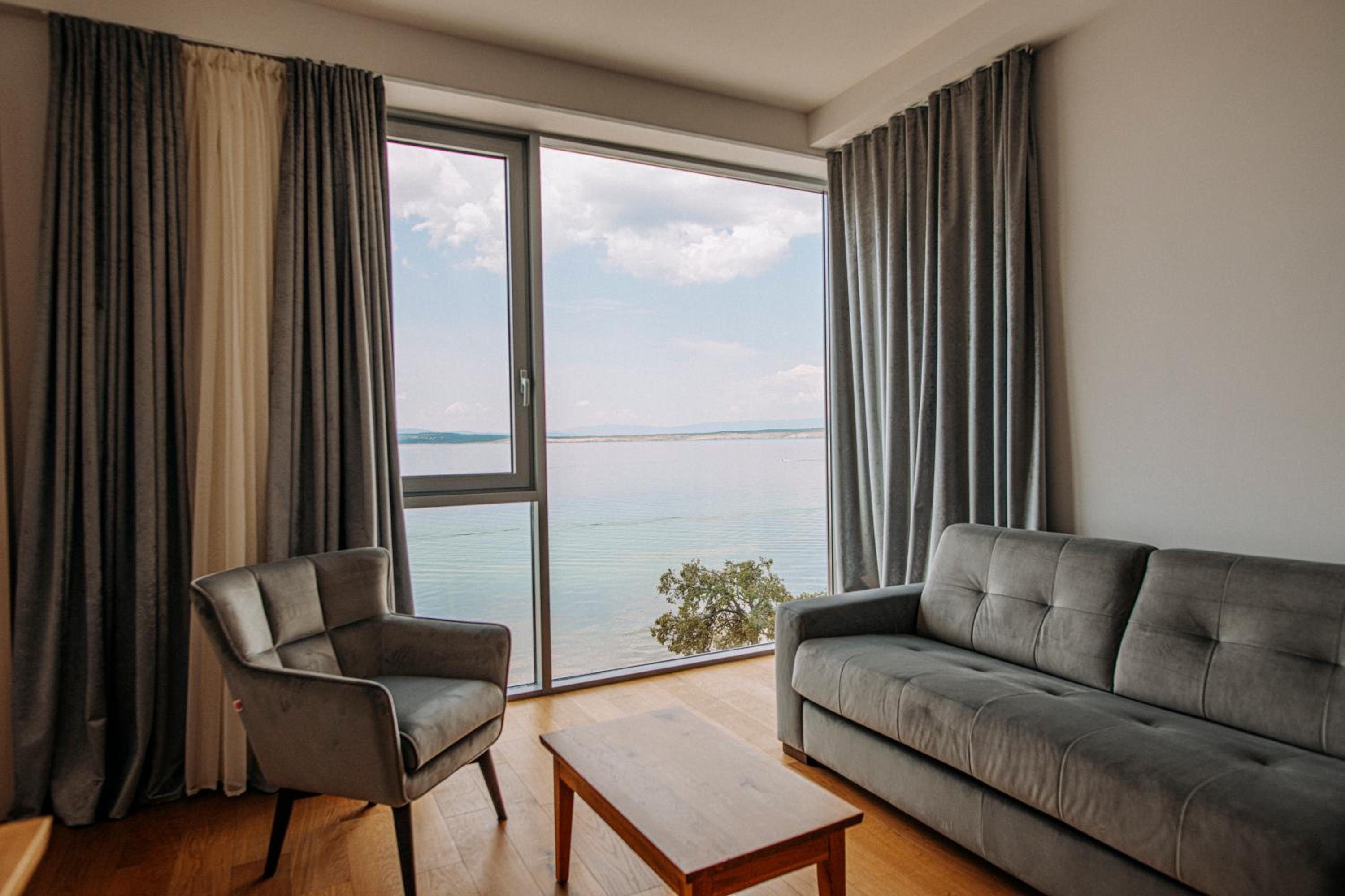 Deluxe Suite with Sea View - Photo 3