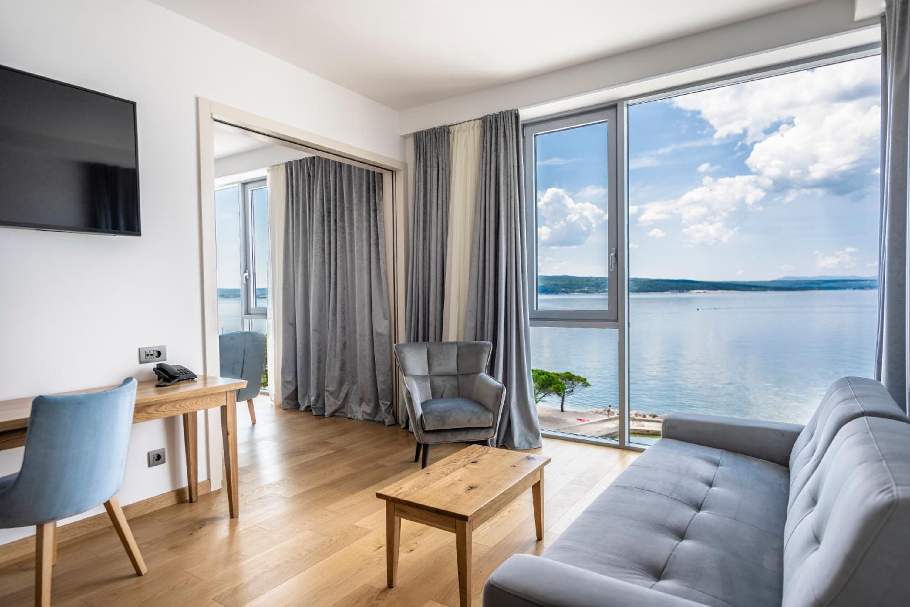 Deluxe Suite with Sea View - Photo 2