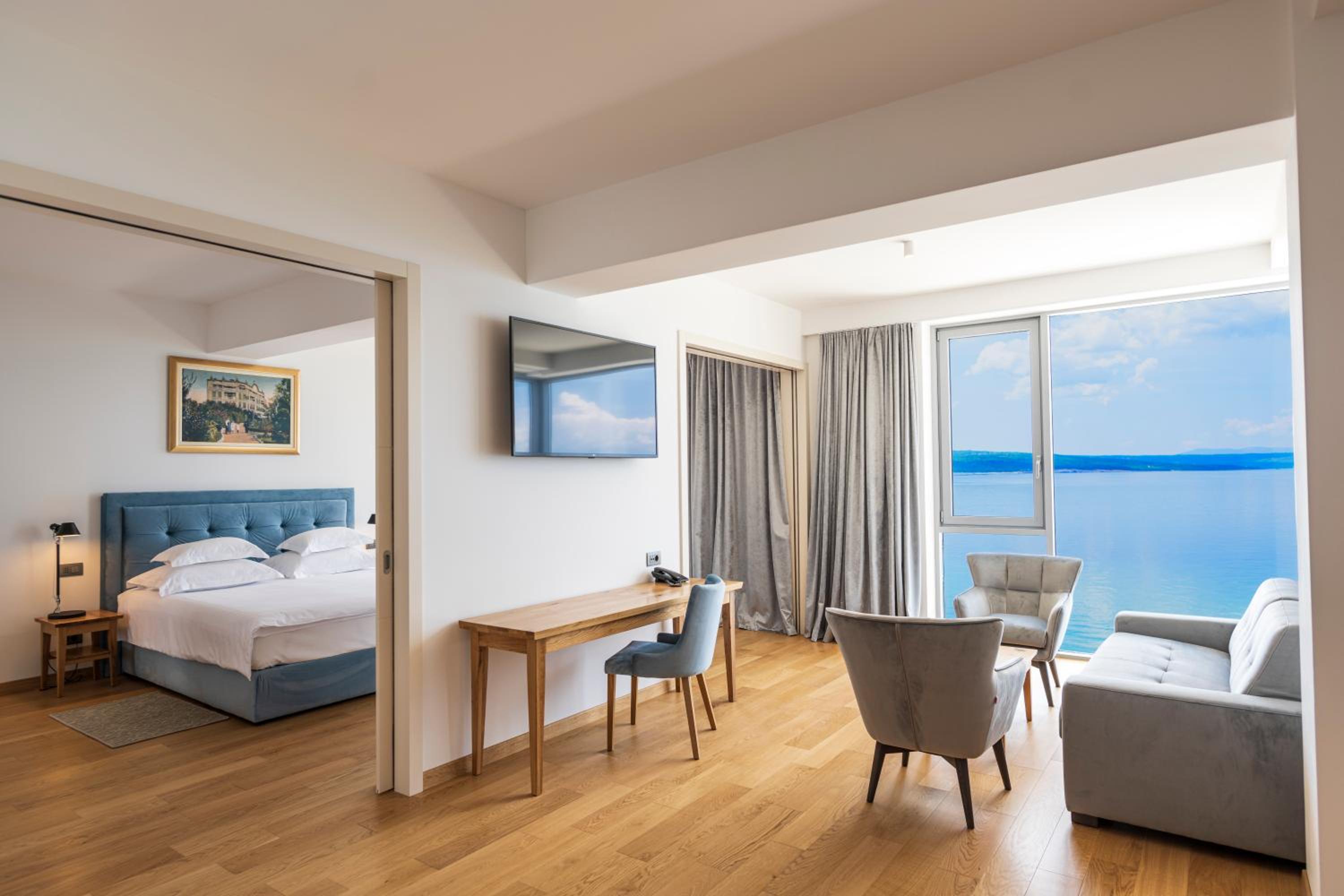 Deluxe Suite with Sea View - Photo 1