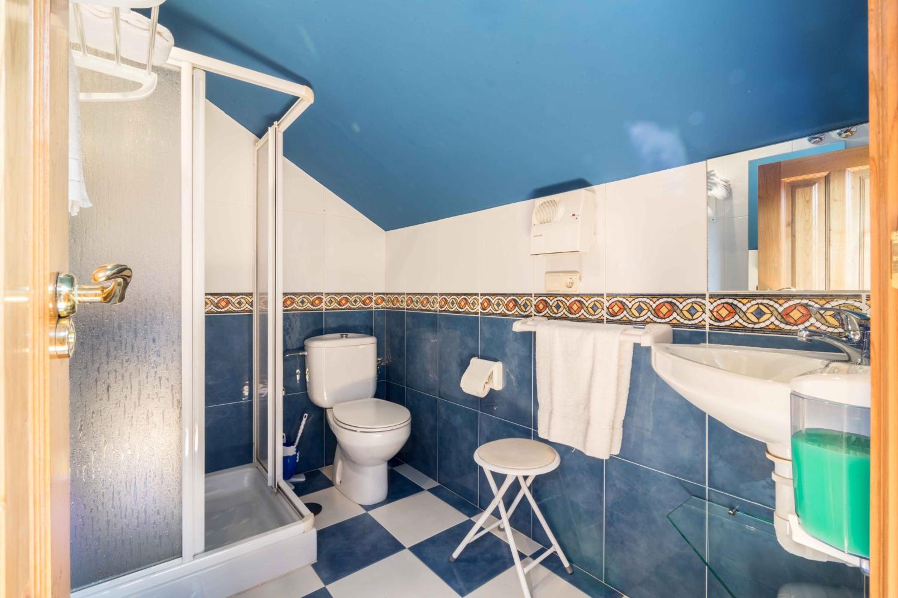 Seven-Bedroom House photo 2