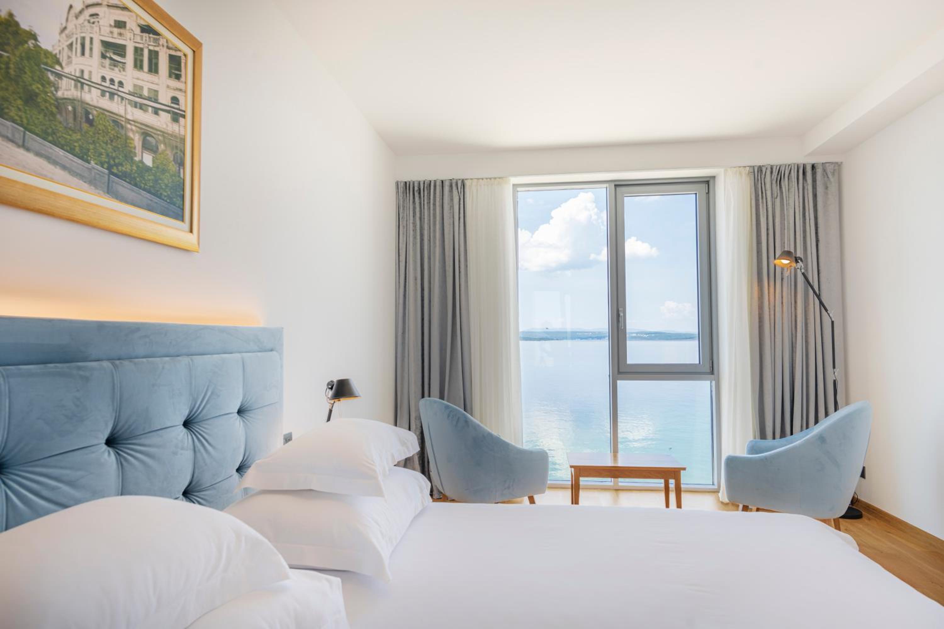Deluxe Suite with Sea View - Photo 6