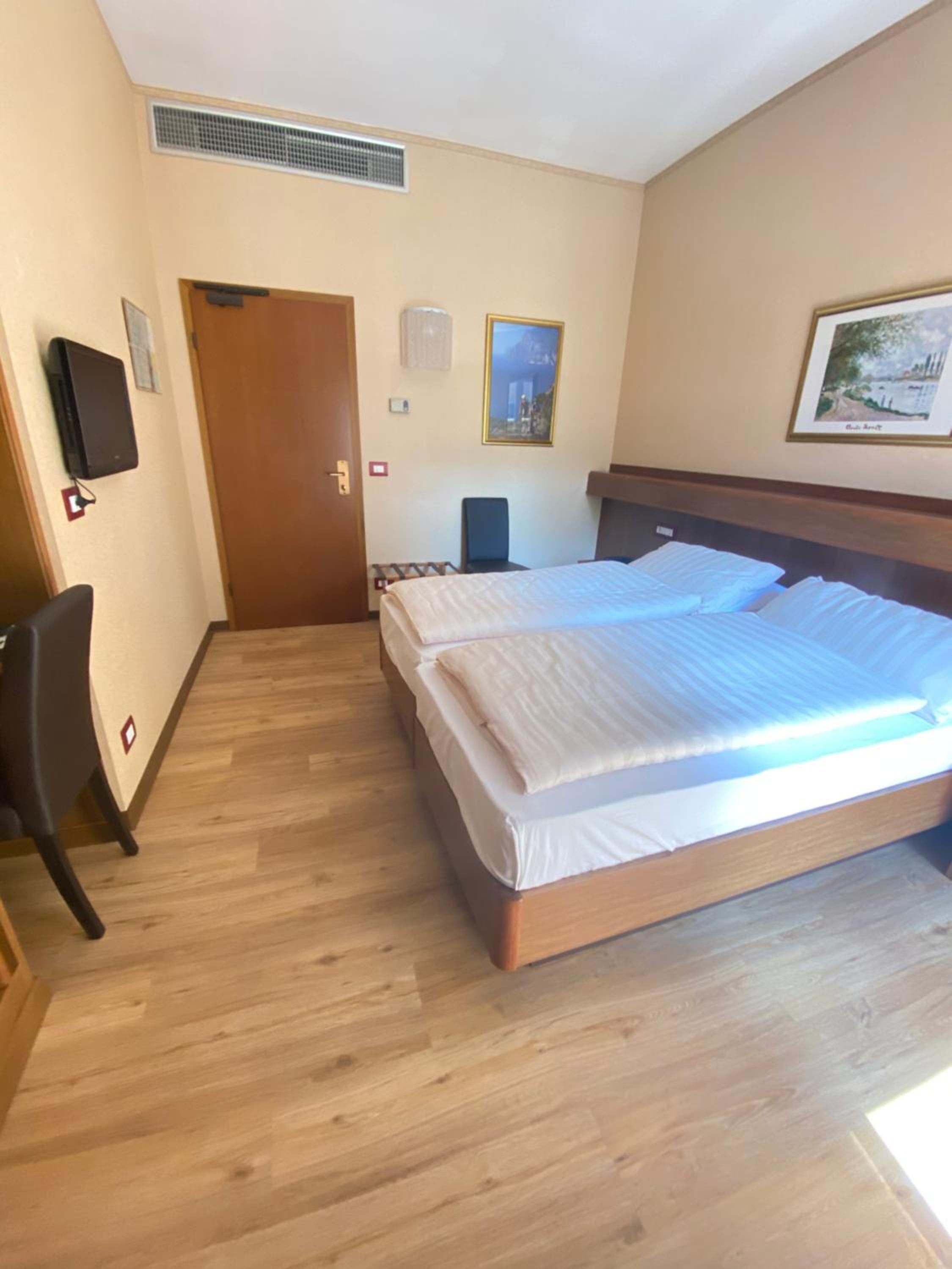 Standard Double or Twin Room - Photo 2