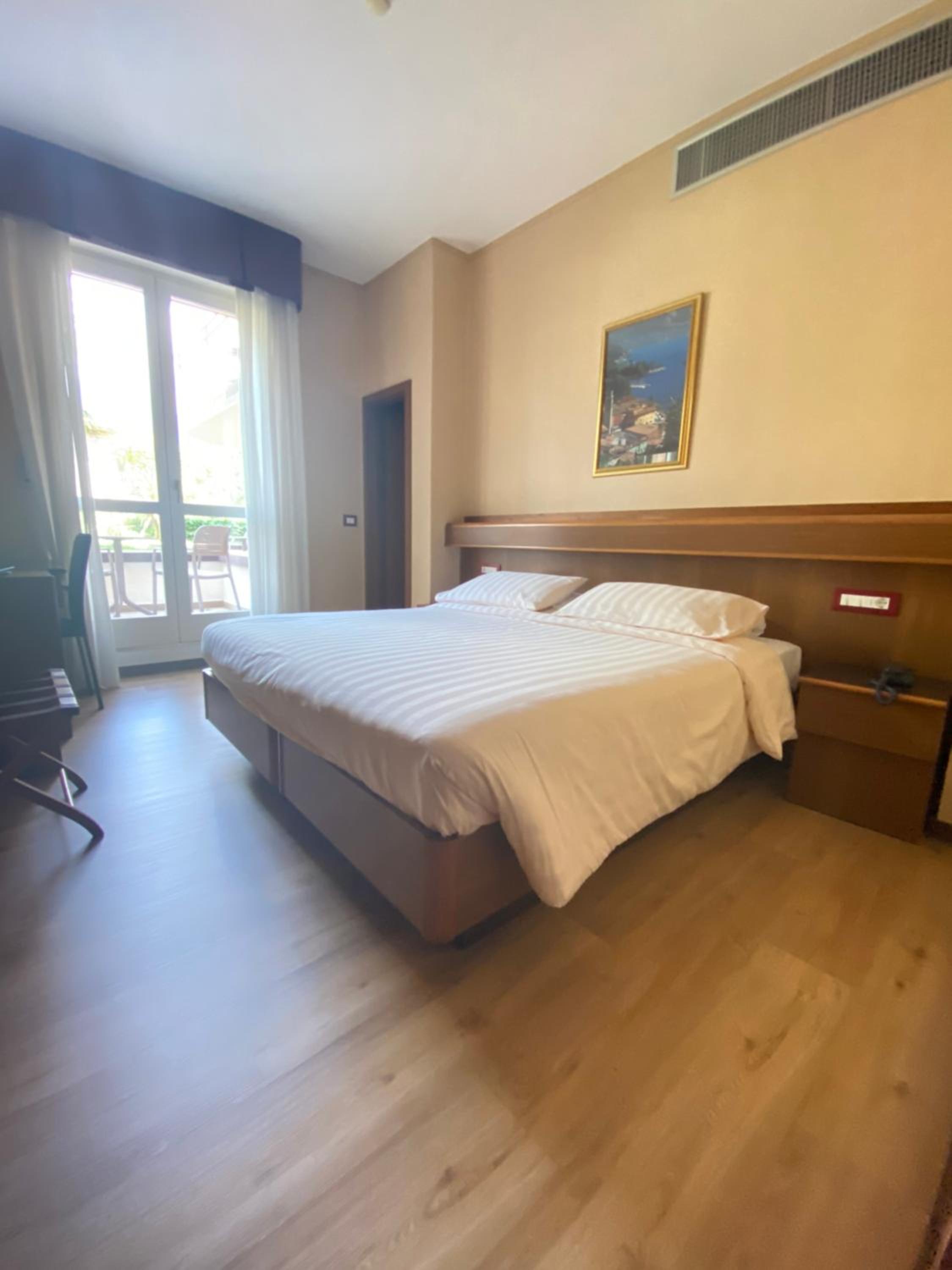 Double or Twin Room with Balcony - Photo 10