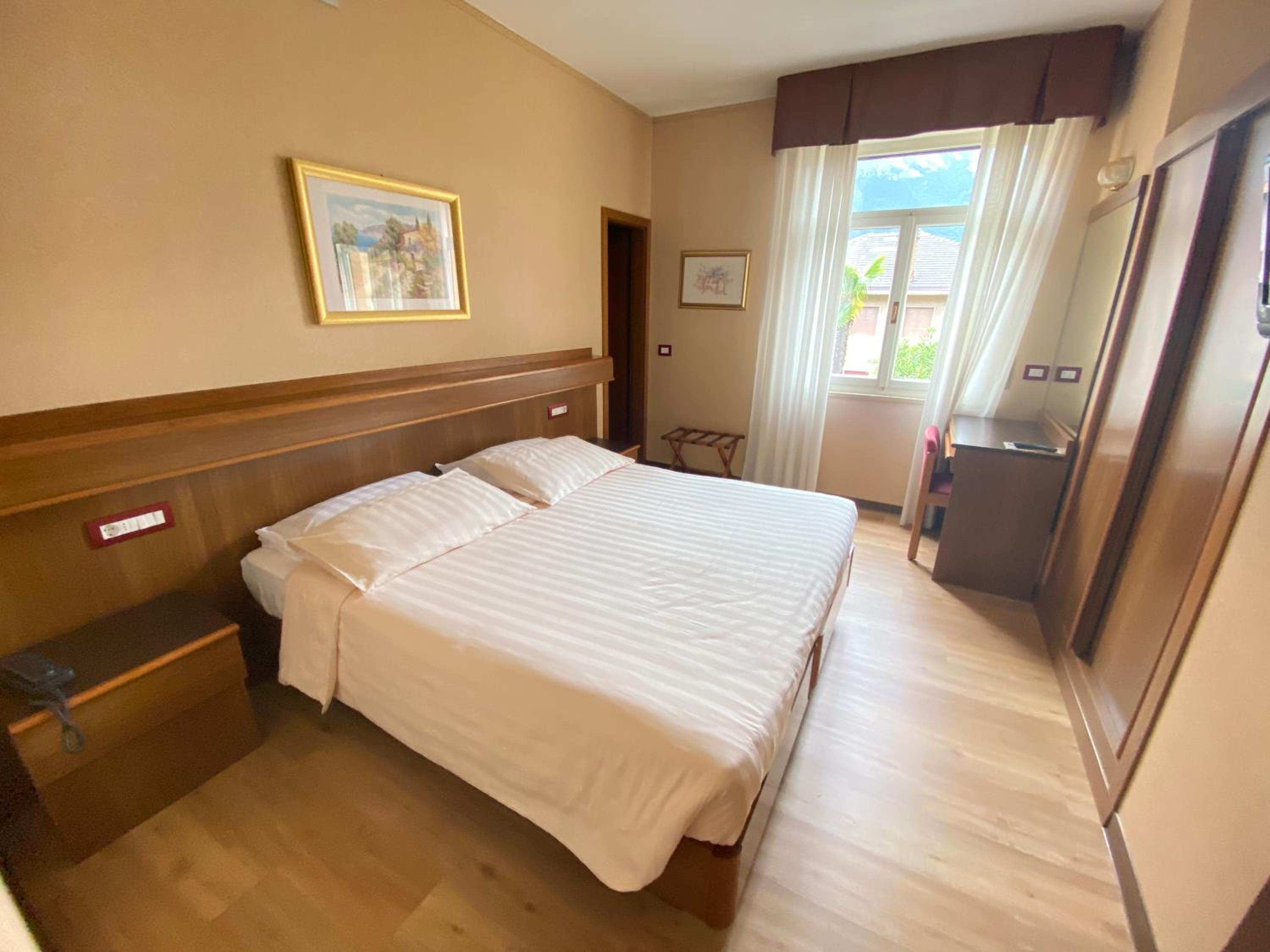 Standard Double or Twin Room - Photo 8