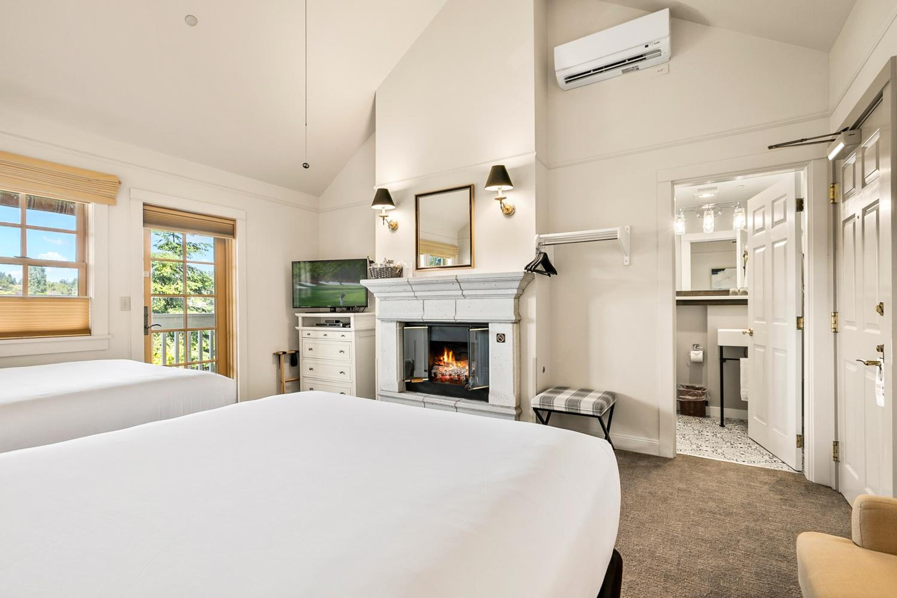 Deluxe Room with Two Full Beds photo 1