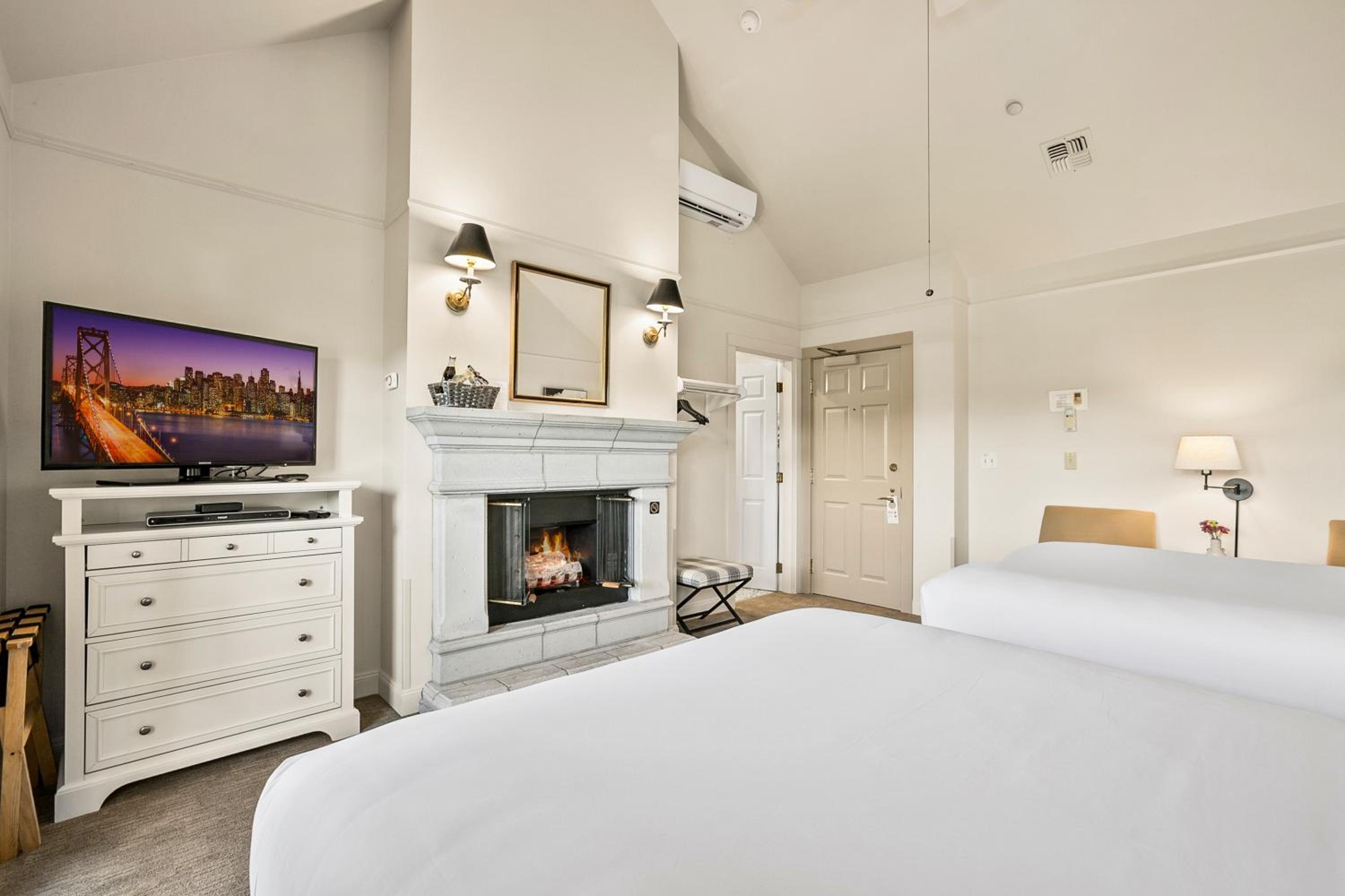 Deluxe Room with Two Full Beds photo 2