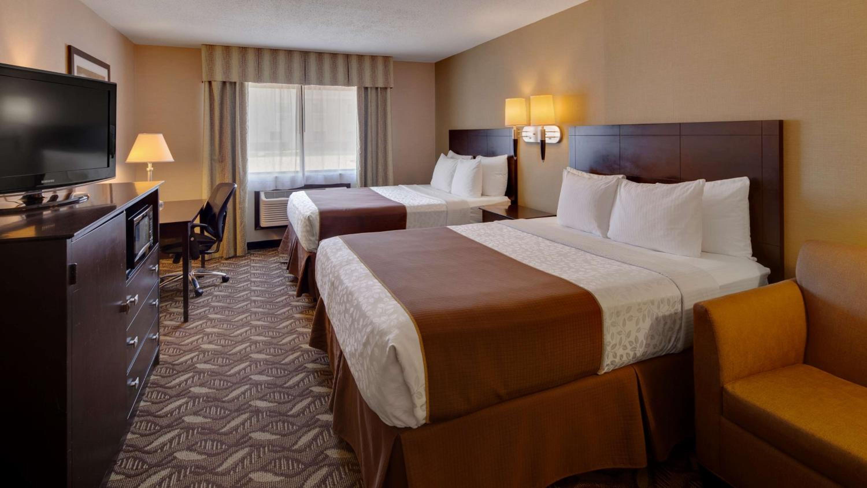 Queen Room with Two Queen Beds photo 1
