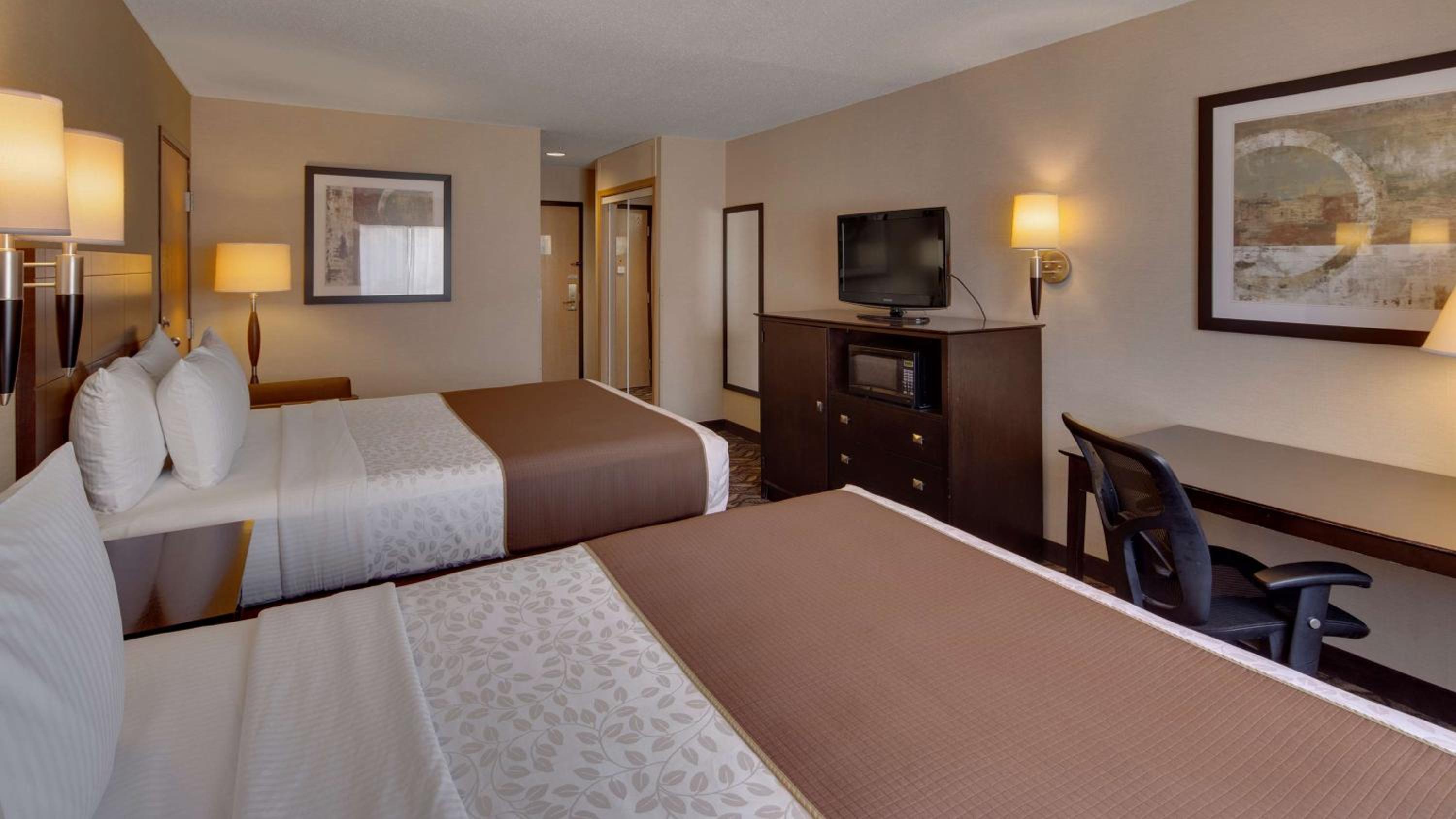 Queen Room with Two Queen Beds photo 3