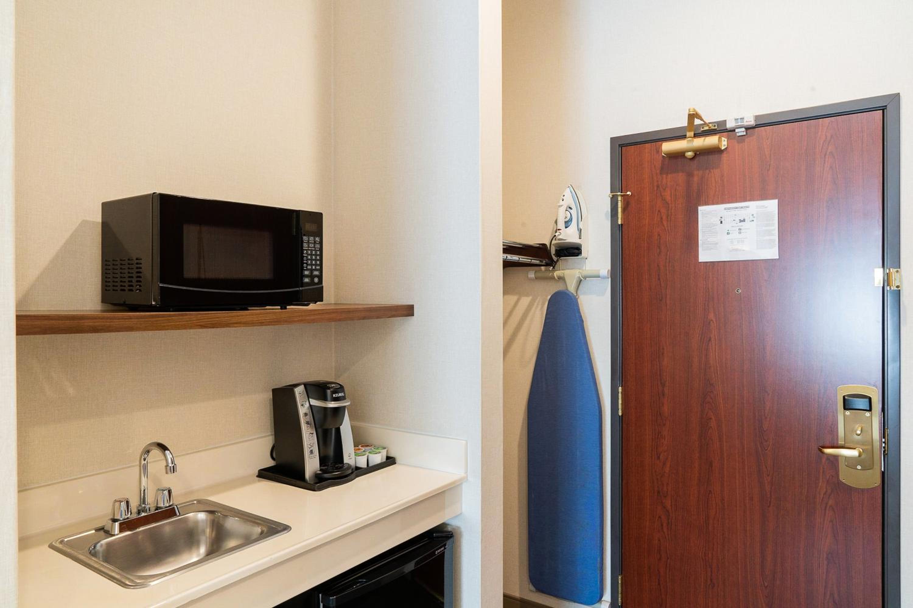 King Room with Roll-In Shower - Disability Access - Photo 3