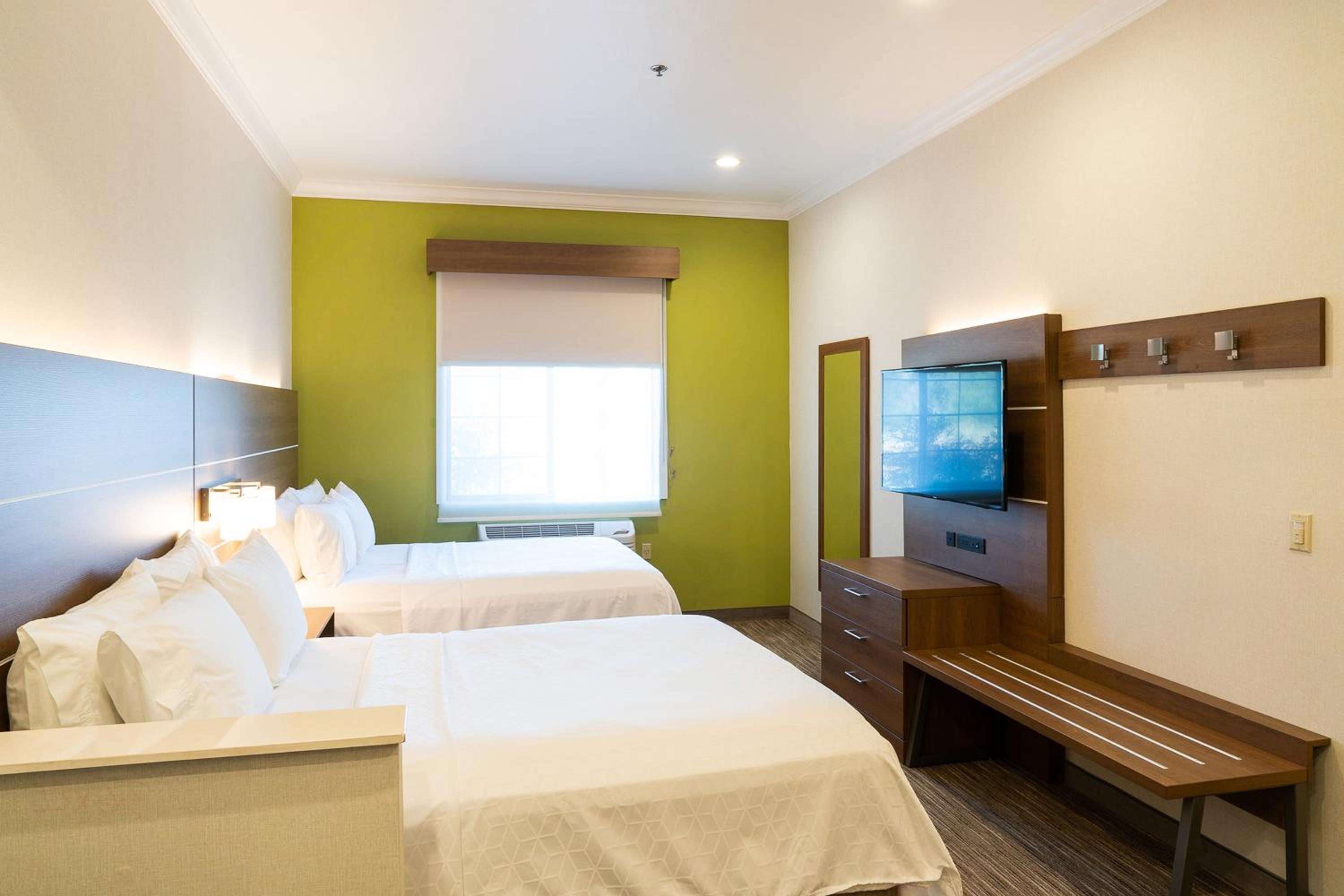 Suite with Two Queen Beds - Photo 10