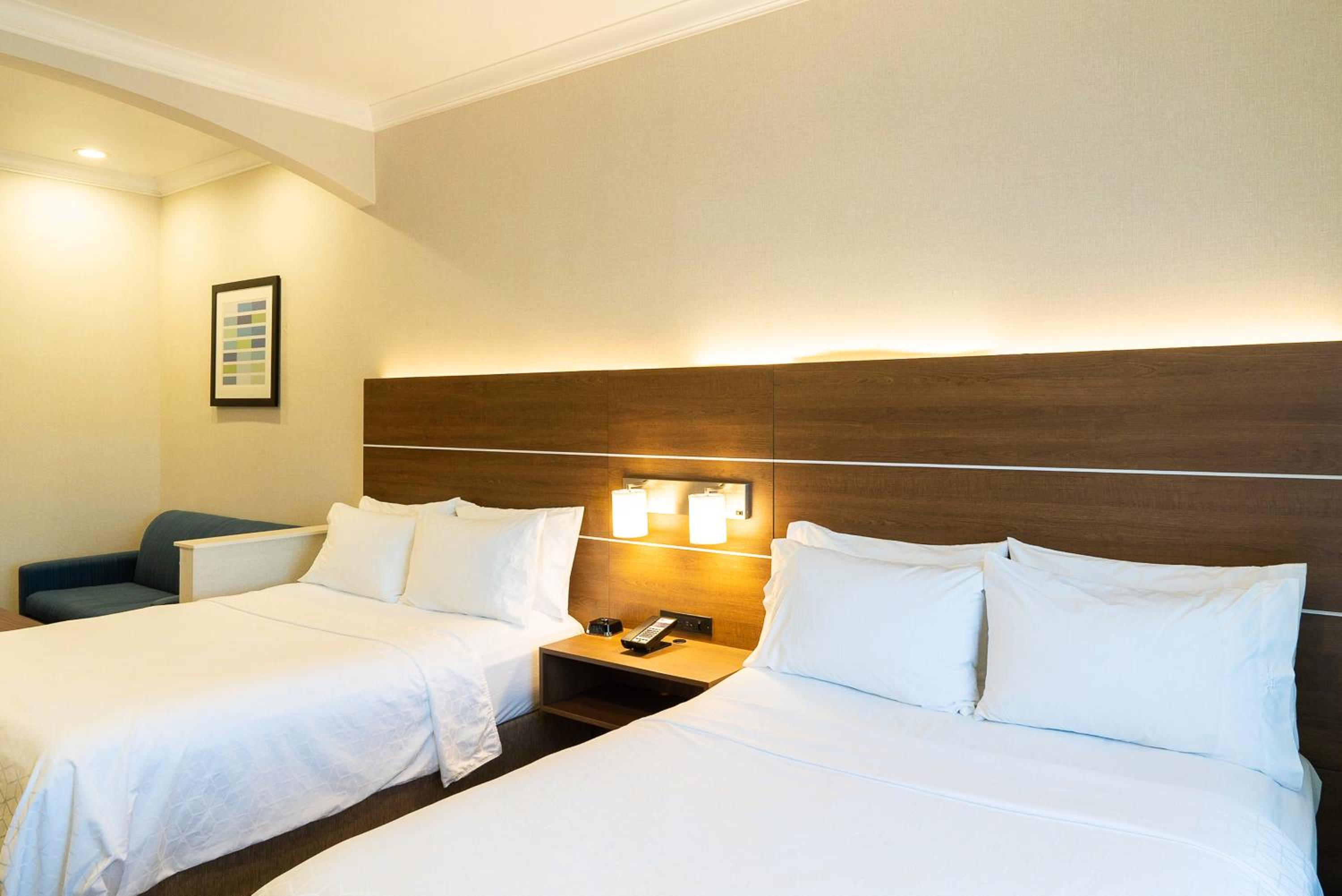 Suite with Two Queen Beds - Photo 9