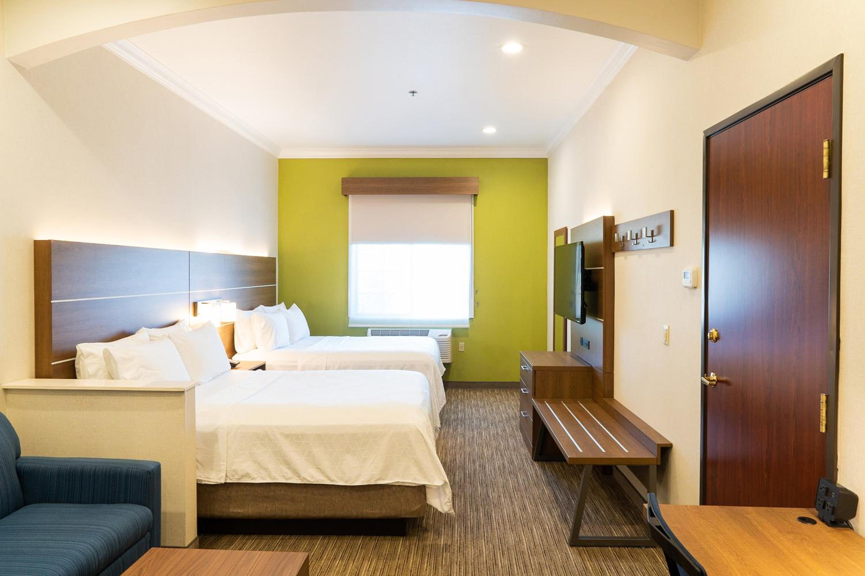 Suite with Two Queen Beds - Photo 8