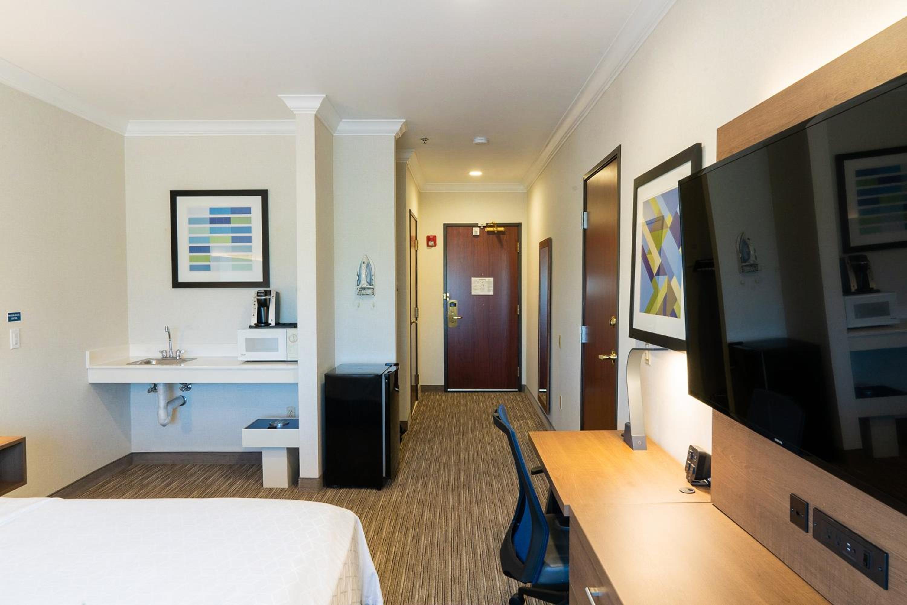 King Room with Roll-In Shower - Disability Access - Photo 2