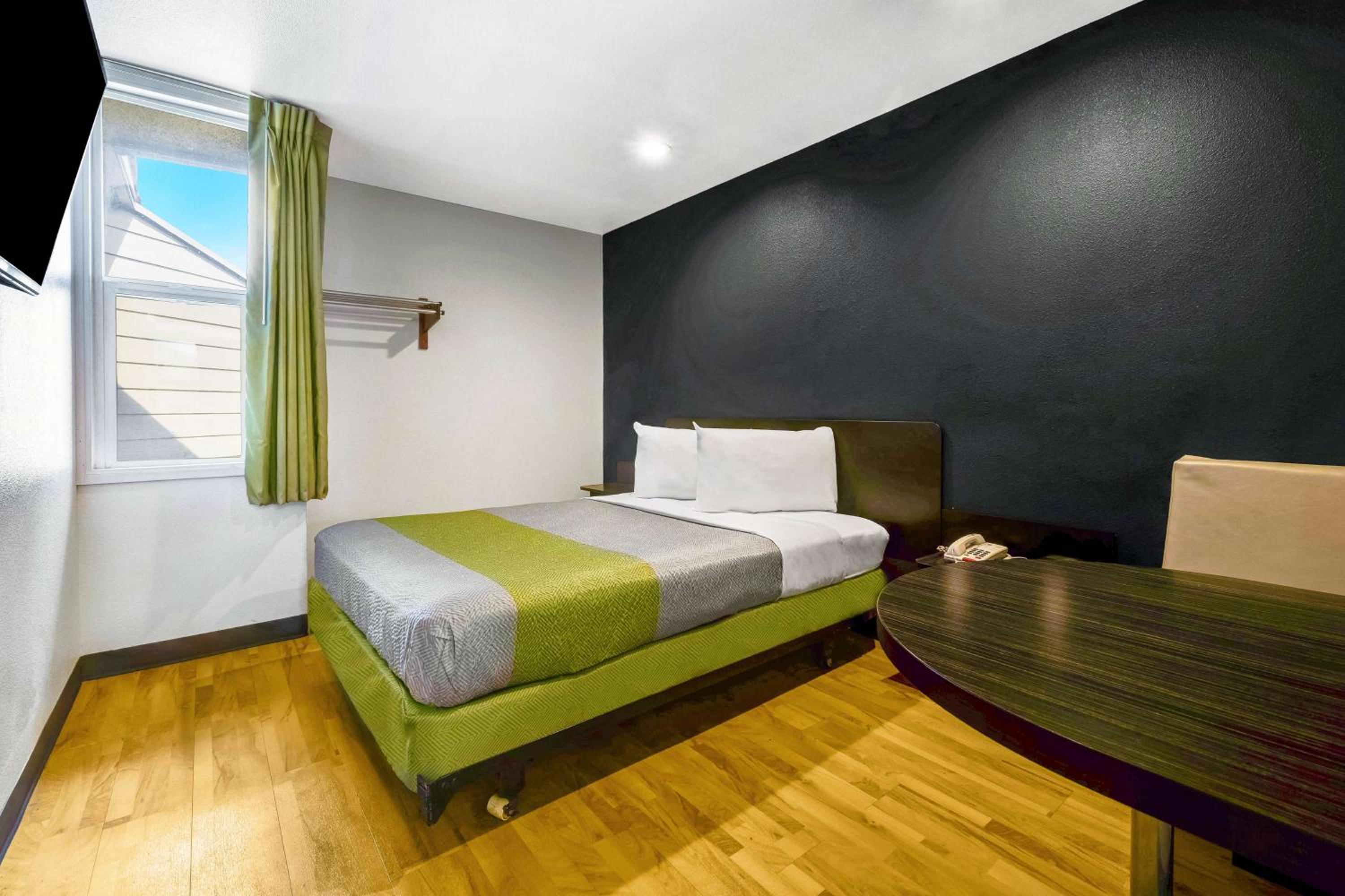 Deluxe Queen Room - Non-Smoking - Photo 5