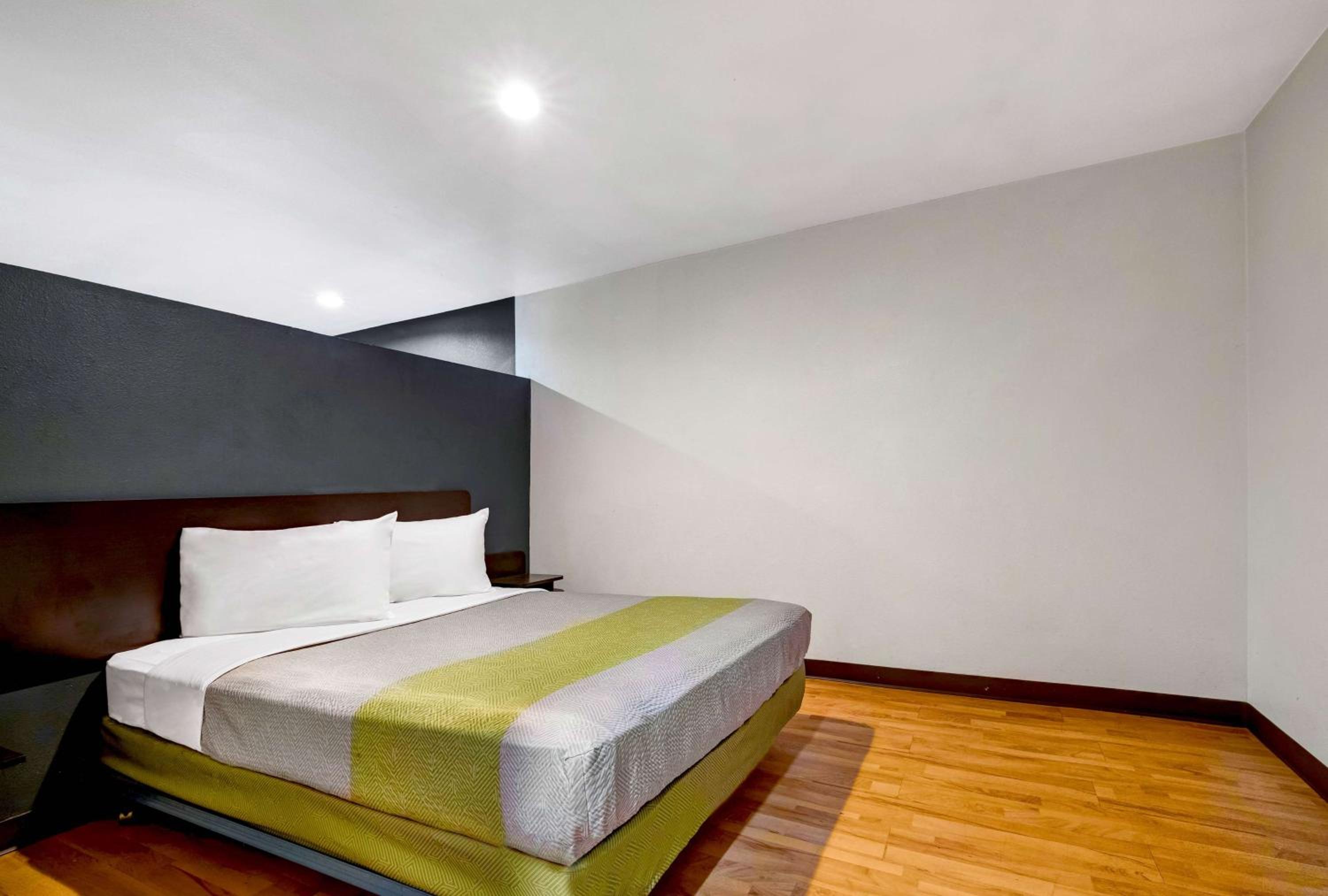 King Room - Non-Smoking - Photo 1