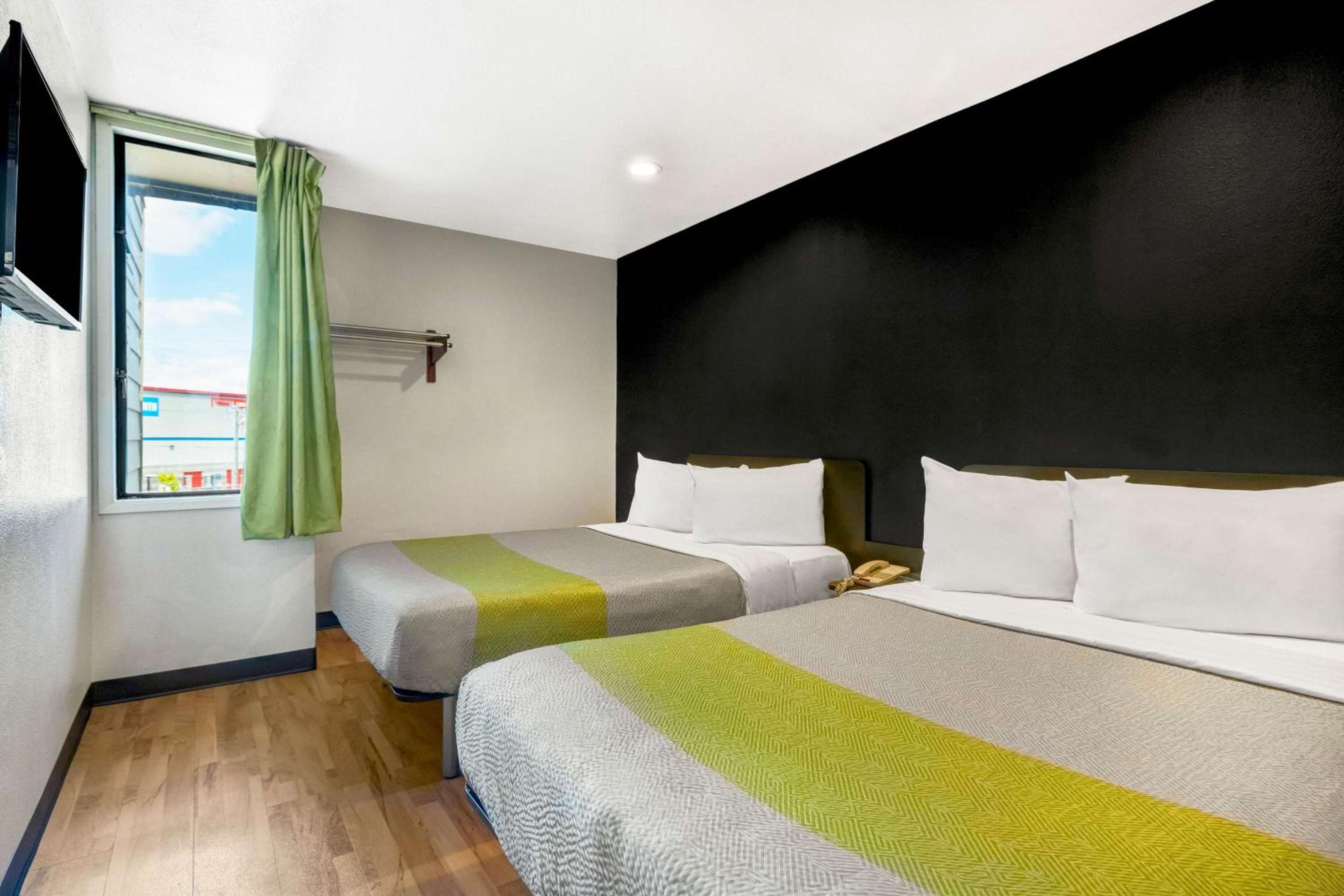 Deluxe Quadruple Room - Non-Smoking - Photo 1