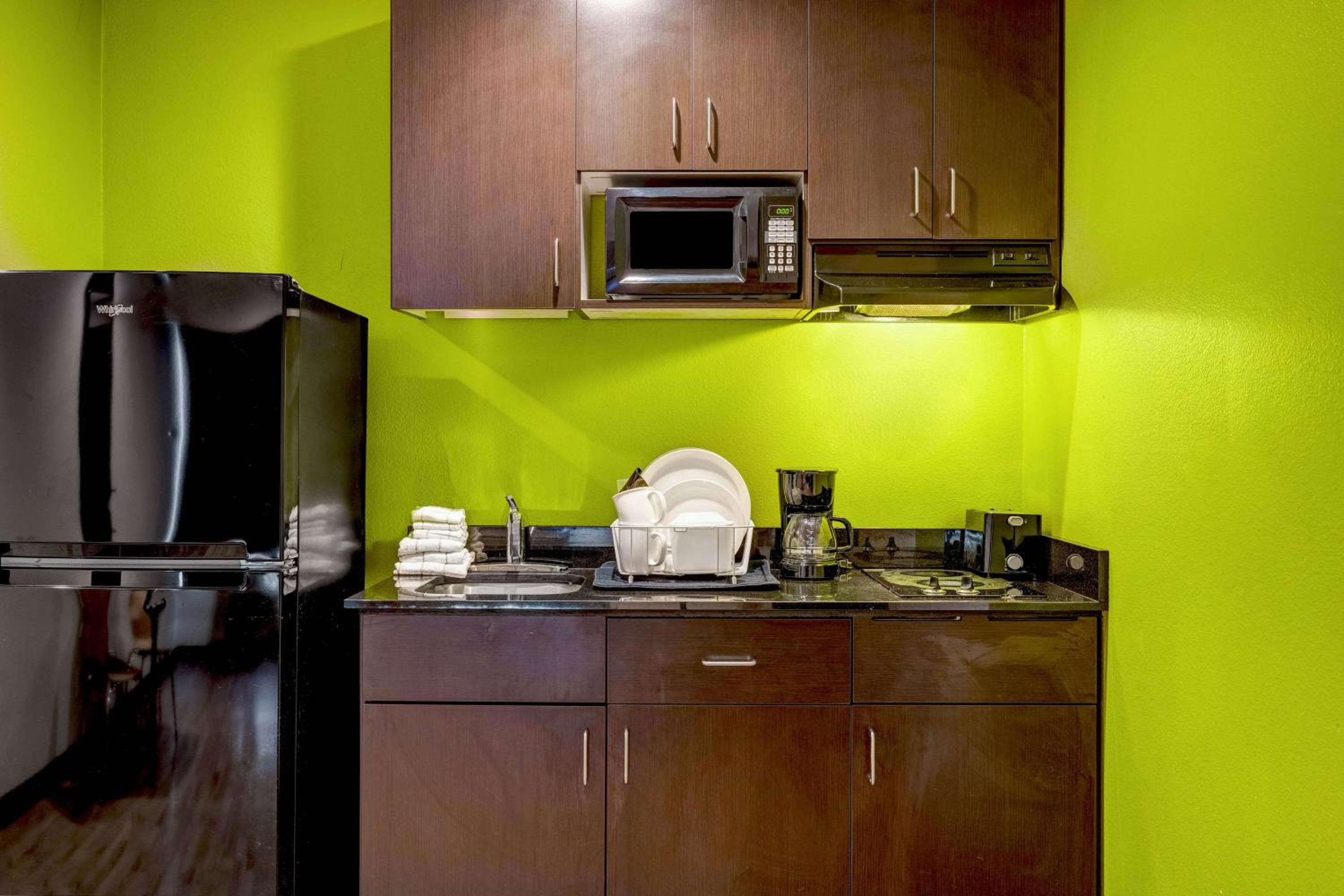 Deluxe Queen Room - Non-Smoking - Photo 6