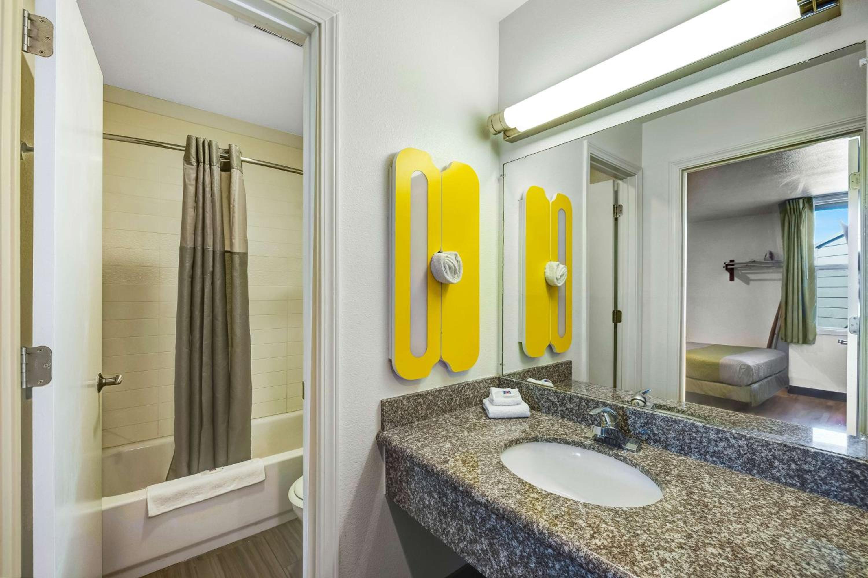 Deluxe Quadruple Room - Non-Smoking - Photo 5